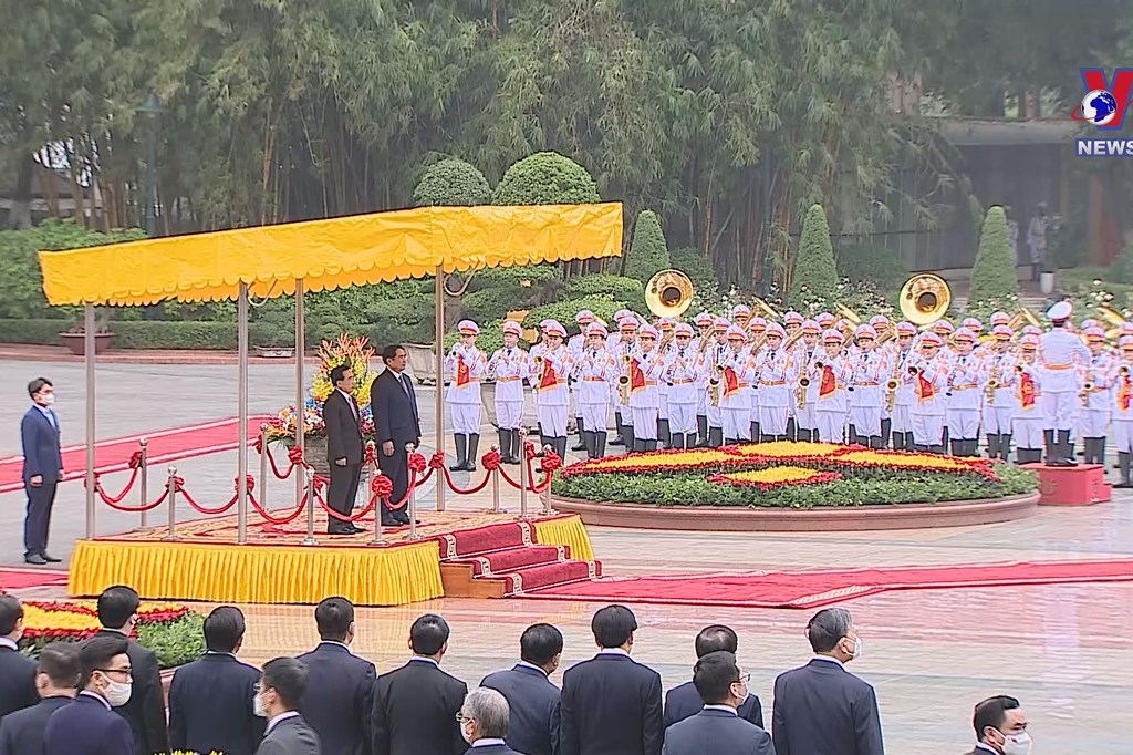 Lao PM pays official visit to Vietnam