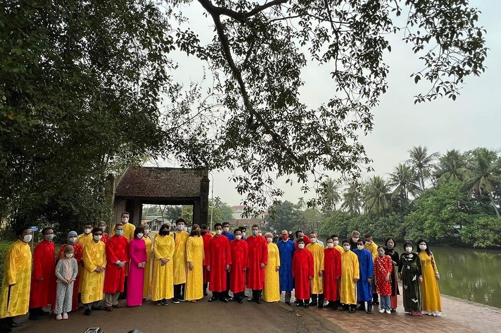 Foreign envoys join lunar New Year experience in Hanoi