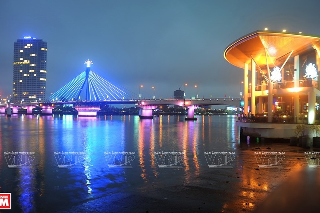 Puentes sobre el río Han brillan por la noche en ciudad vietnamita 