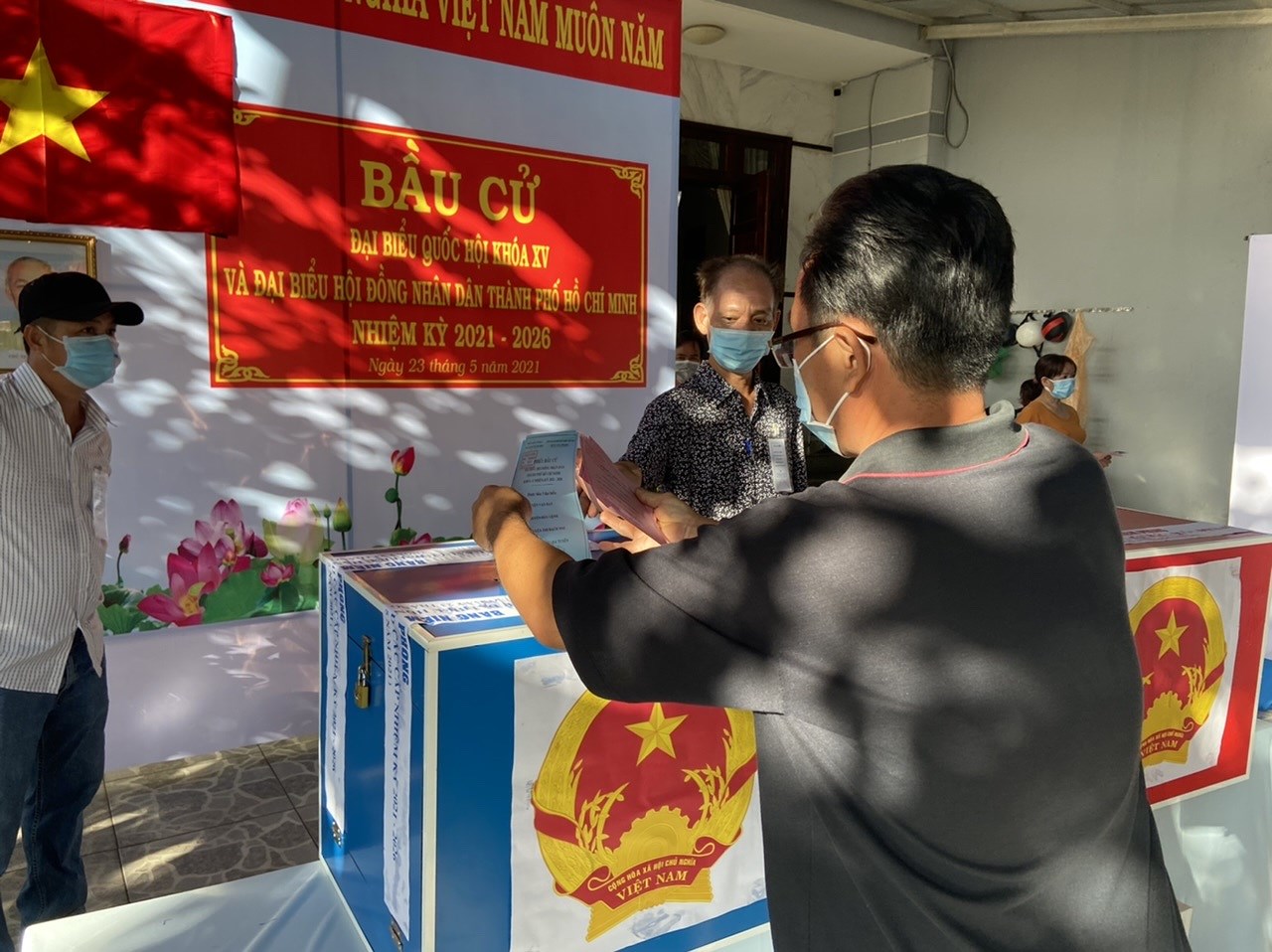 CSGT TP Ho Chi Minh ra quan dam bao an ninh trong ngay bau cu hinh anh 7