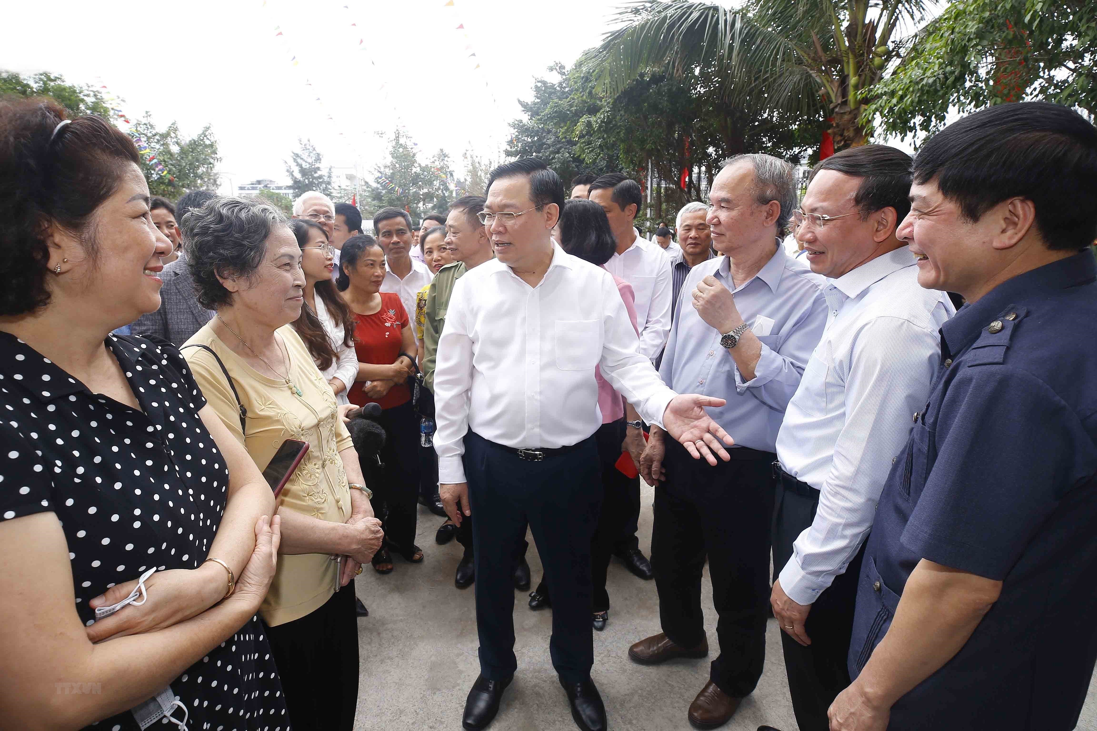 Chu tich Quoc hoi kiem tra cong tac chuan bi bau cu o Quang Ninh hinh anh 10