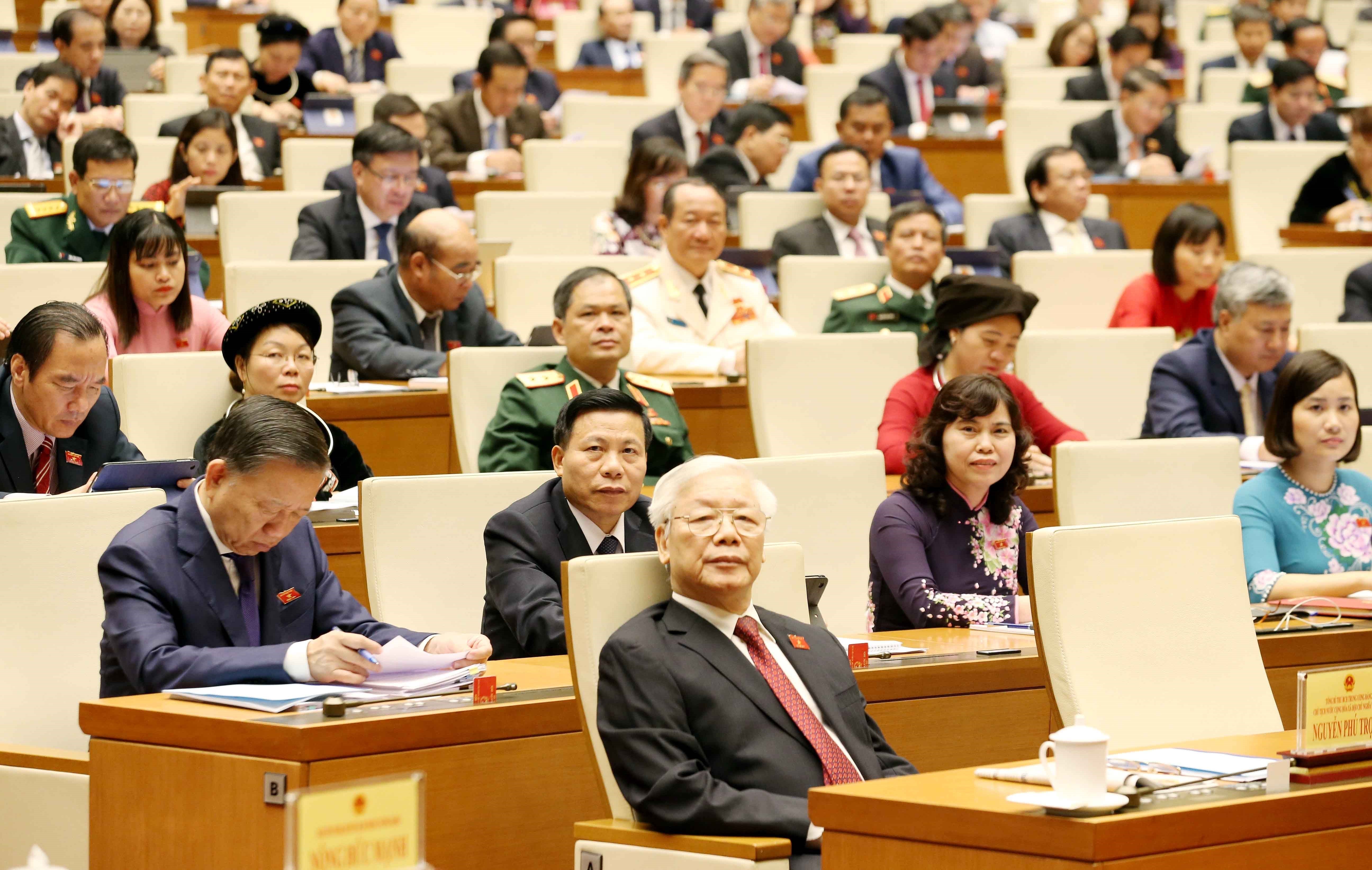 越南第十四届国会第八次会议：切实保障宏观经济平稳运行 hinh anh 2