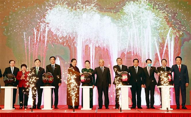 越南国会主席阮氏金银出席2020年AIPA主席年电子门户网站和标志发布仪式 hinh anh 1