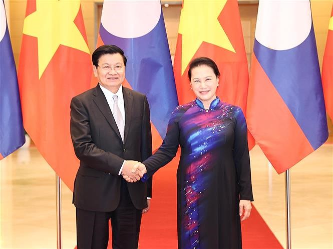 越南国会主席阮氏金银会见老挝总理通伦·西苏里 hinh anh 1