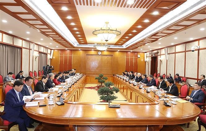 第十三届越共中央政治局召开第一次会议：聚焦国会代表选举和新冠疫苗购买、接种工作 hinh anh 1