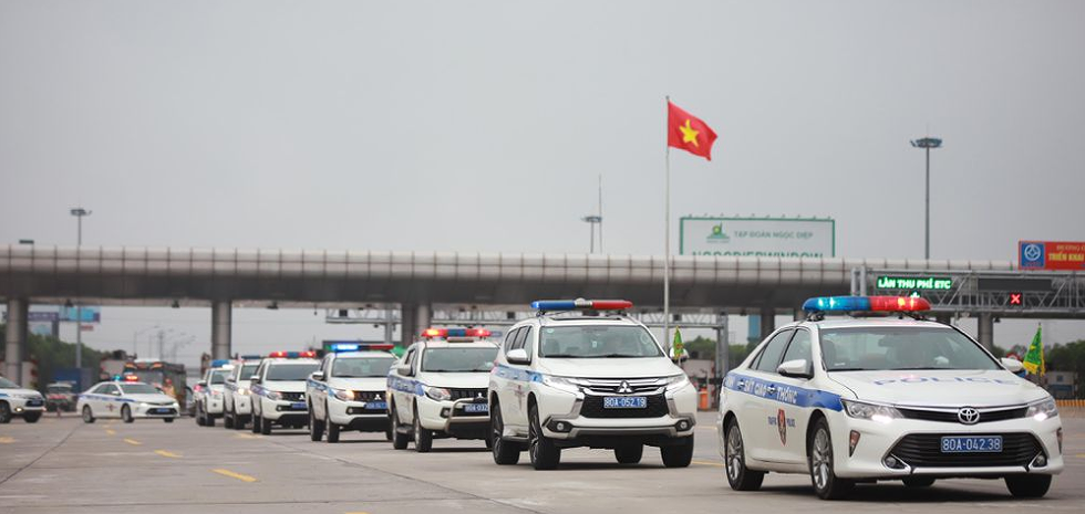 越南全国交警加强巡逻管控确保4·30南方解放日和5·1劳动节假期交通安全通畅 hinh anh 1