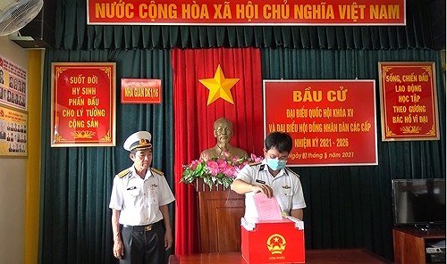 国会与人民议会选举：DK1海上高脚屋提前进行选举投票 hinh anh 1