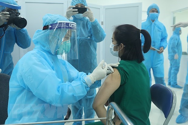 越南国会常委会决定动用5.24亿美元财政预算用于购买新冠疫苗 hinh anh 1