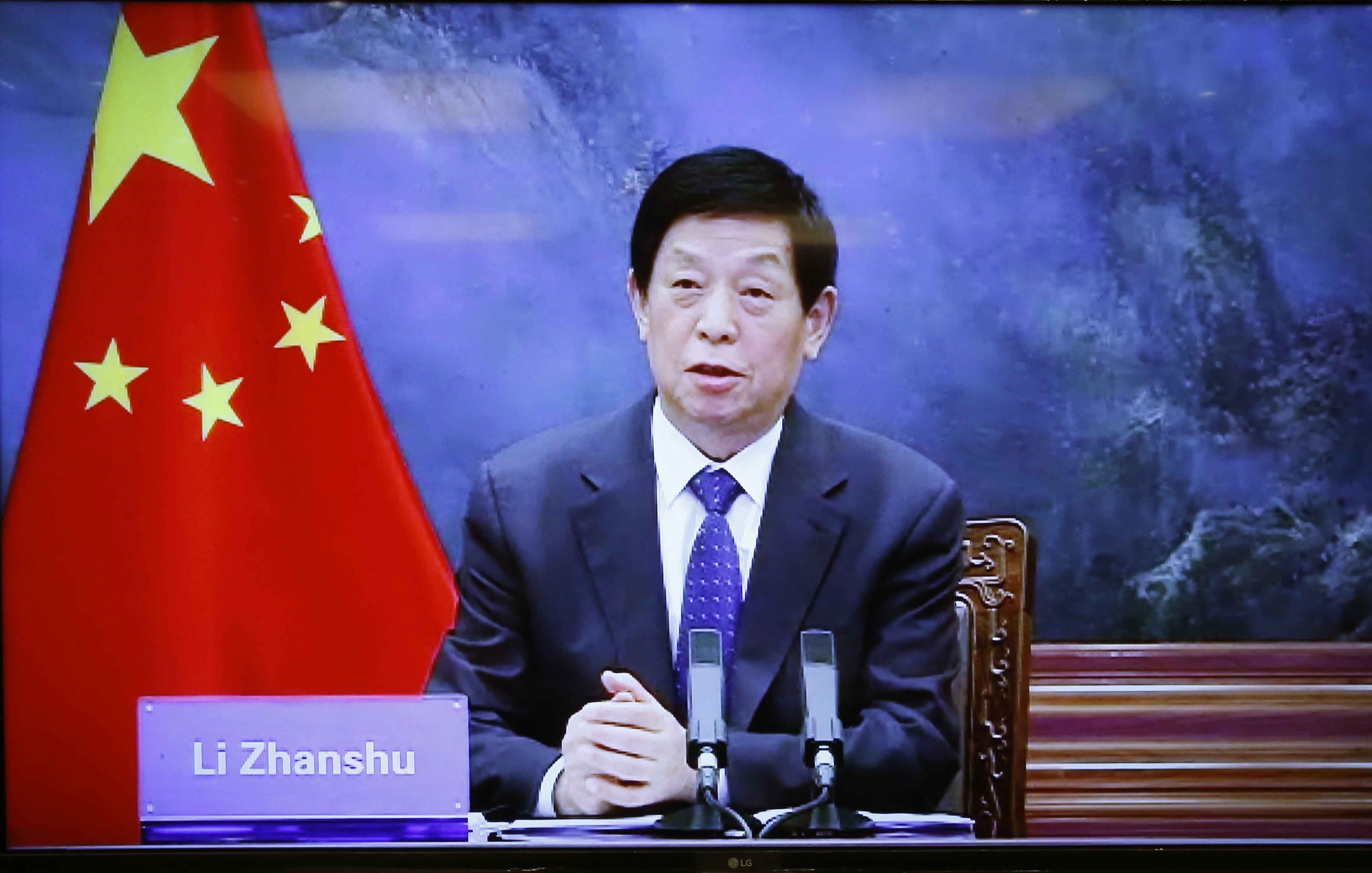 越南国会主席王廷惠与中国全国人大常委会委员长栗战书举行视频会谈 hinh anh 2