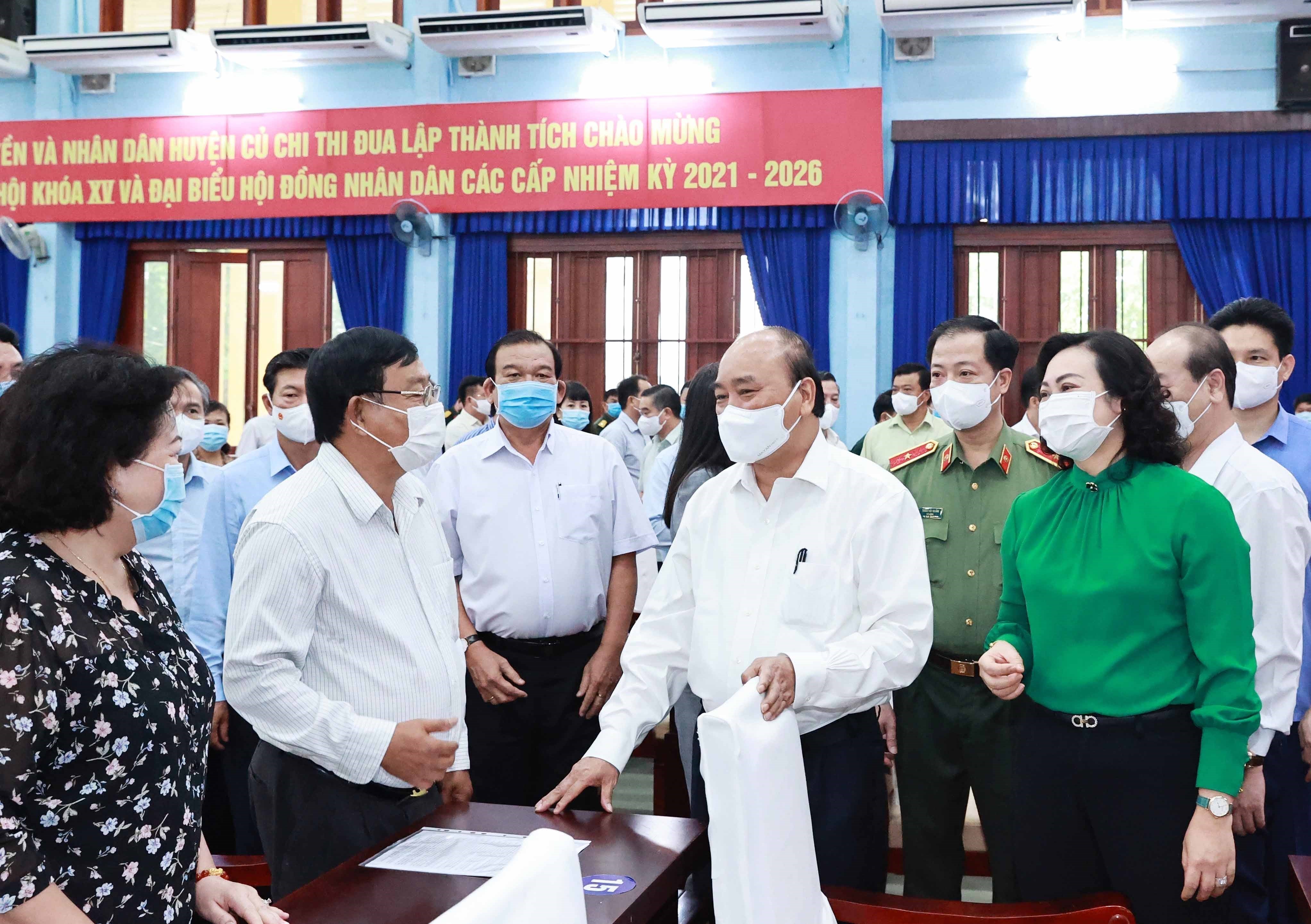 State President meets with Ho Chi Minh City’s voters hinh anh 1