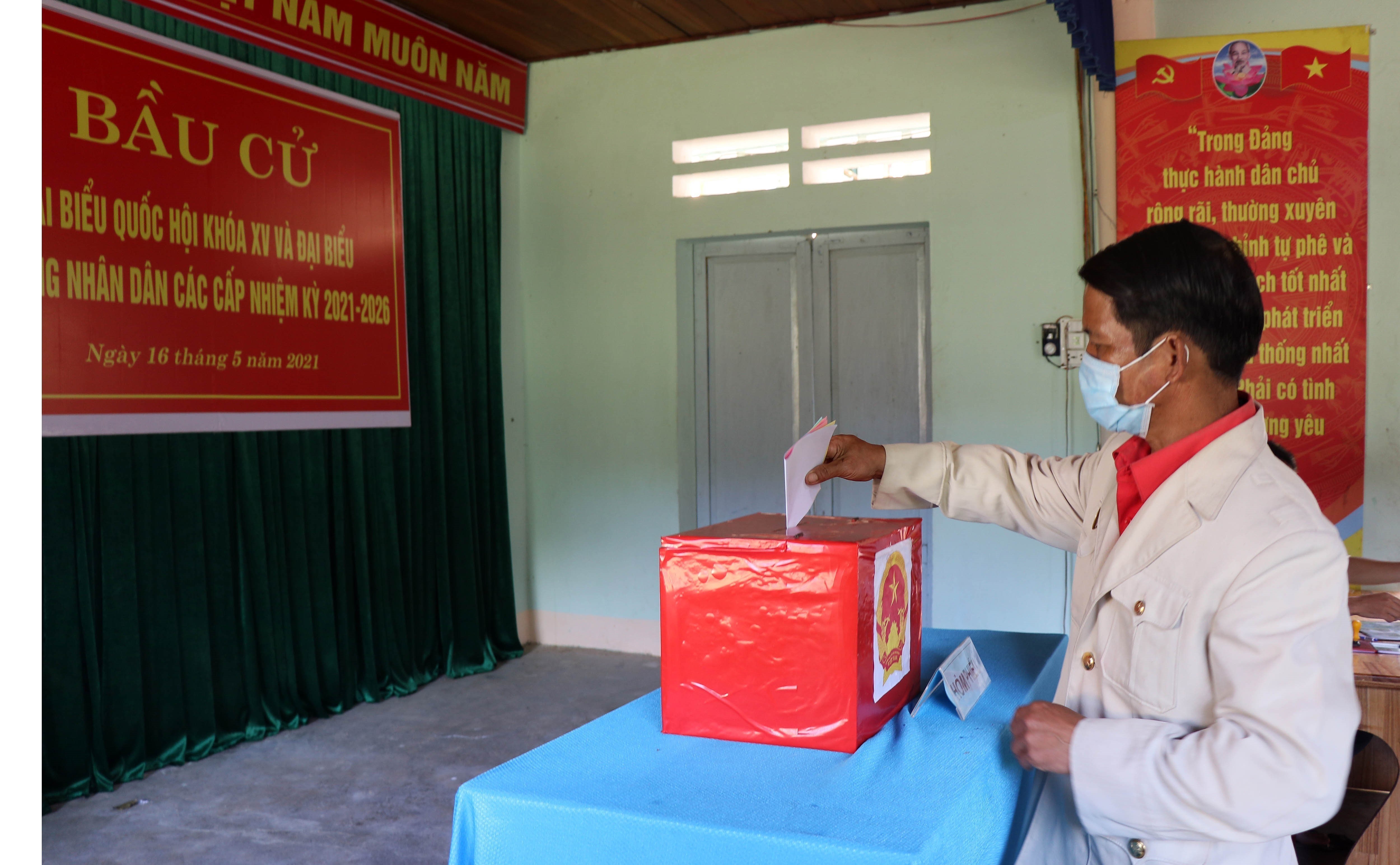Early voting held in remote areas of Quang Nam province hinh anh 2