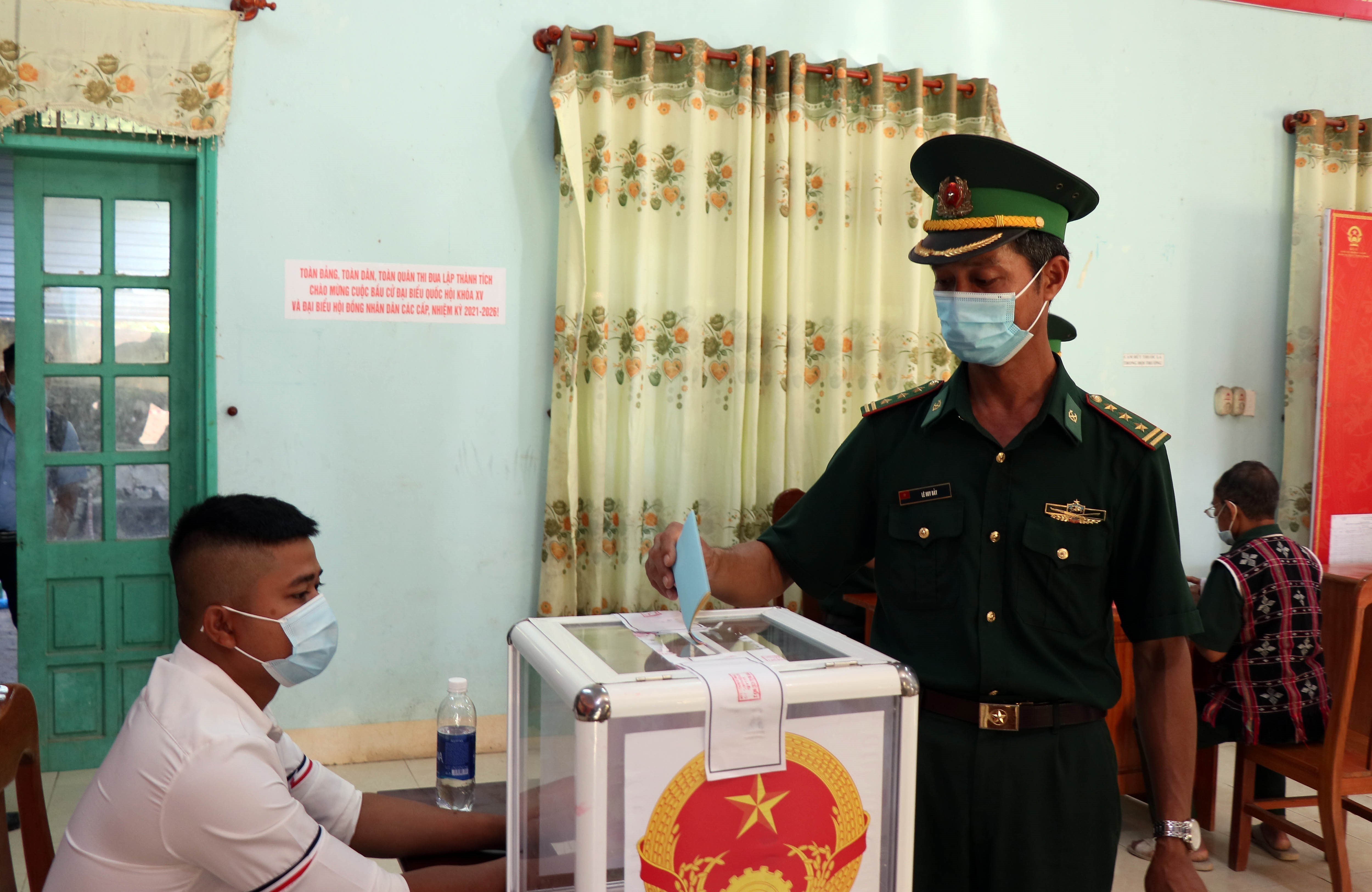 Early voting held in remote areas of Quang Nam province hinh anh 4