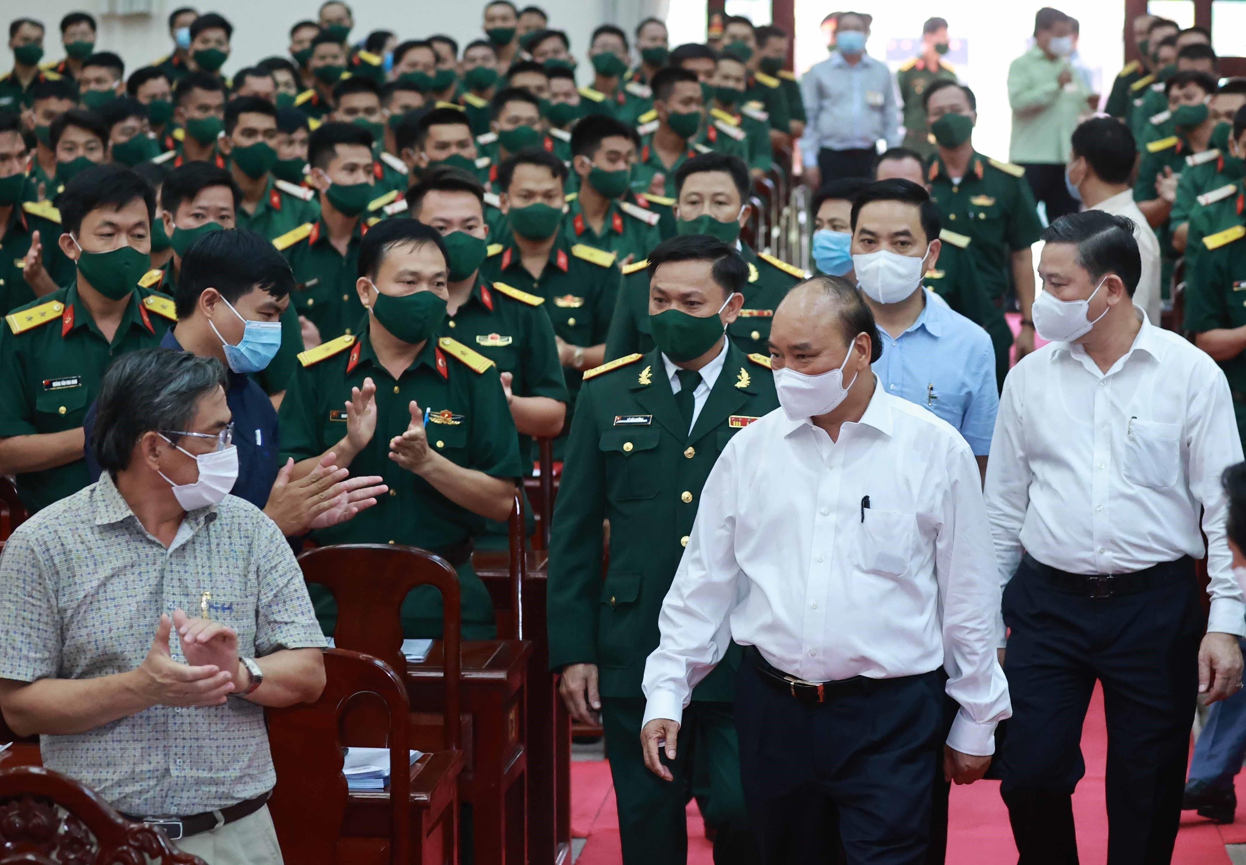 State President meets with Ho Chi Minh City’s voters hinh anh 4