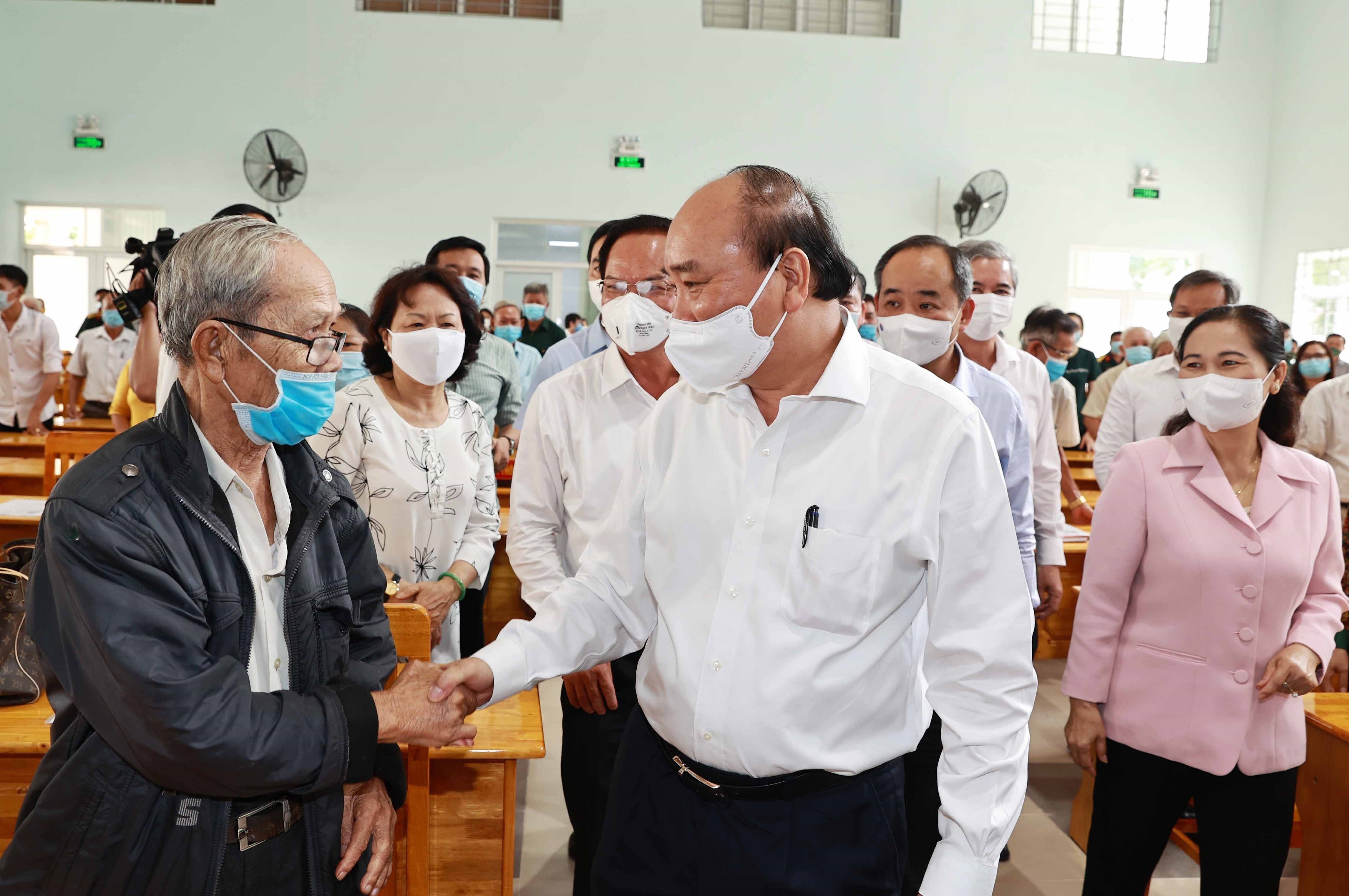 State President meets with Ho Chi Minh City’s voters hinh anh 5