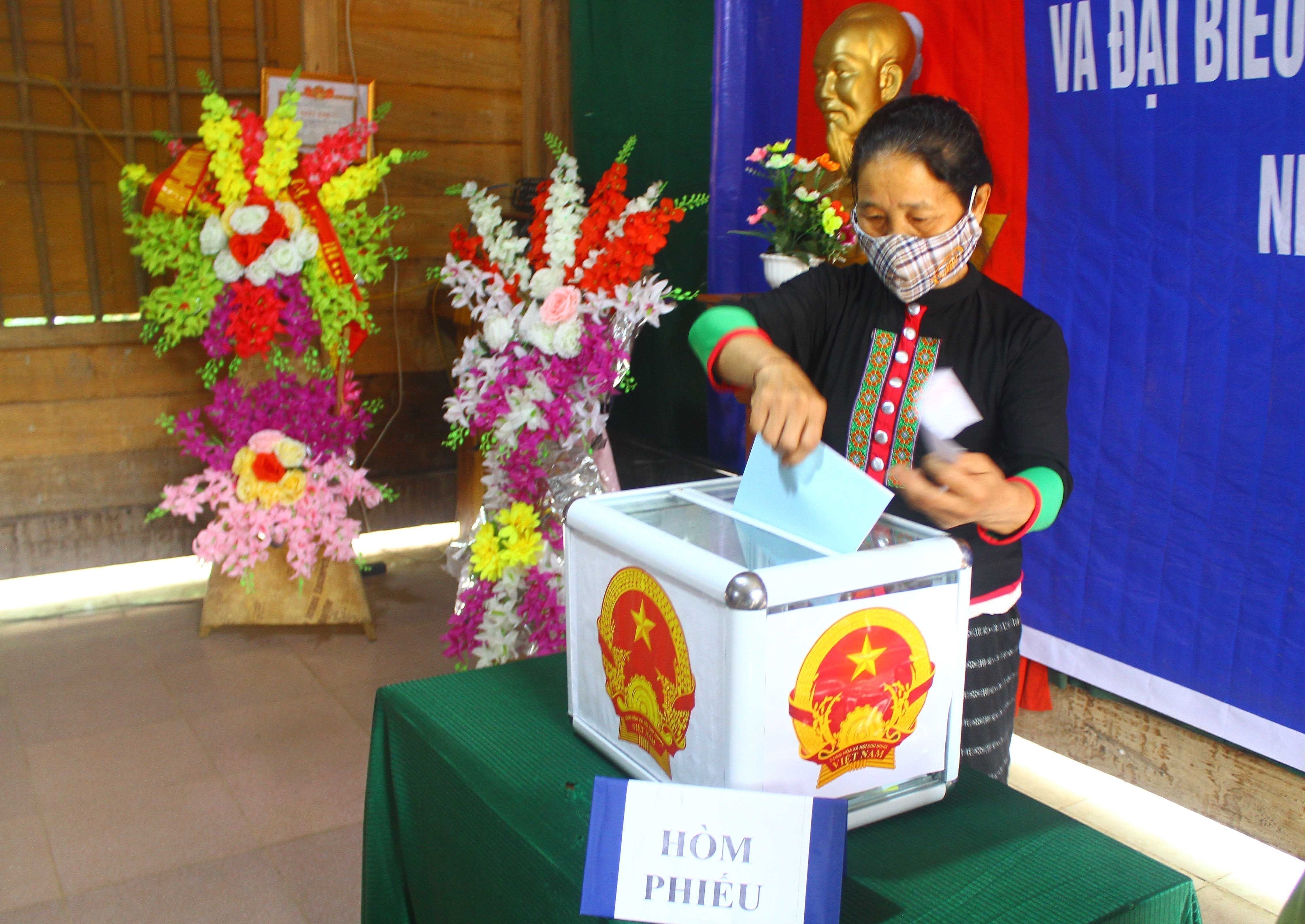 Ethnic minority groups in Nghe An cast ballots early hinh anh 5