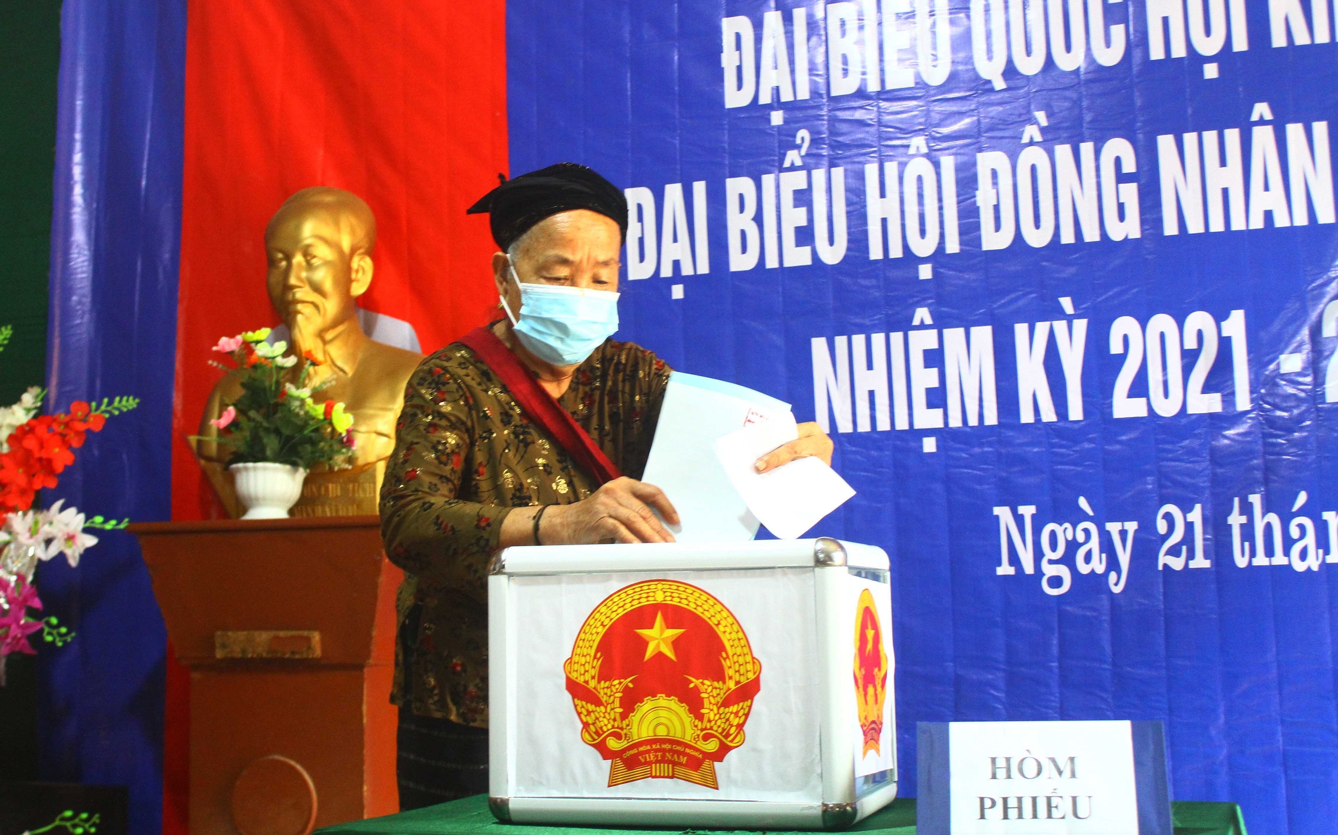 Ethnic minority groups in Nghe An cast ballots early hinh anh 6