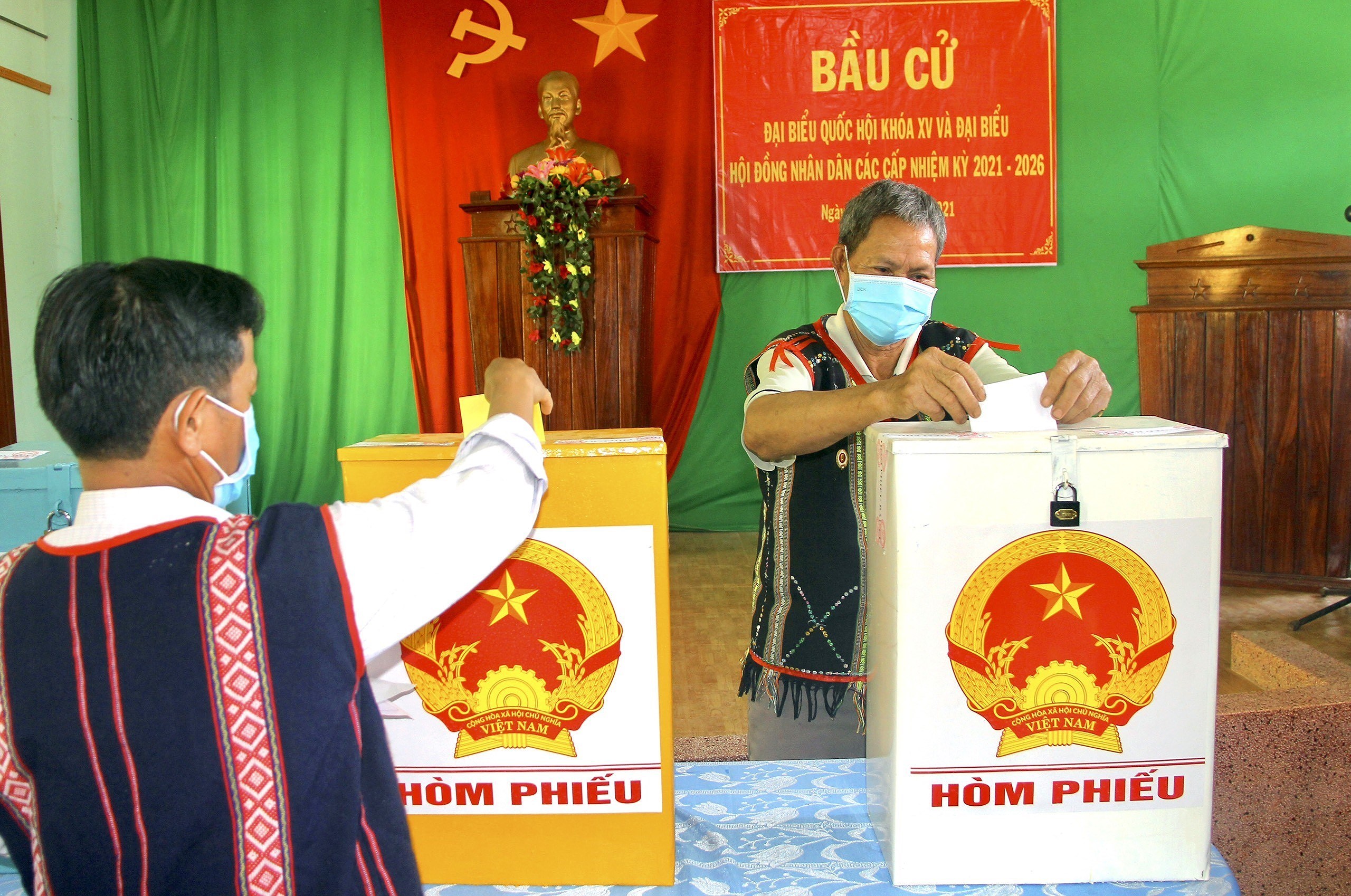 Early voting held for people in island, mountainous and quarantined areas hinh anh 3