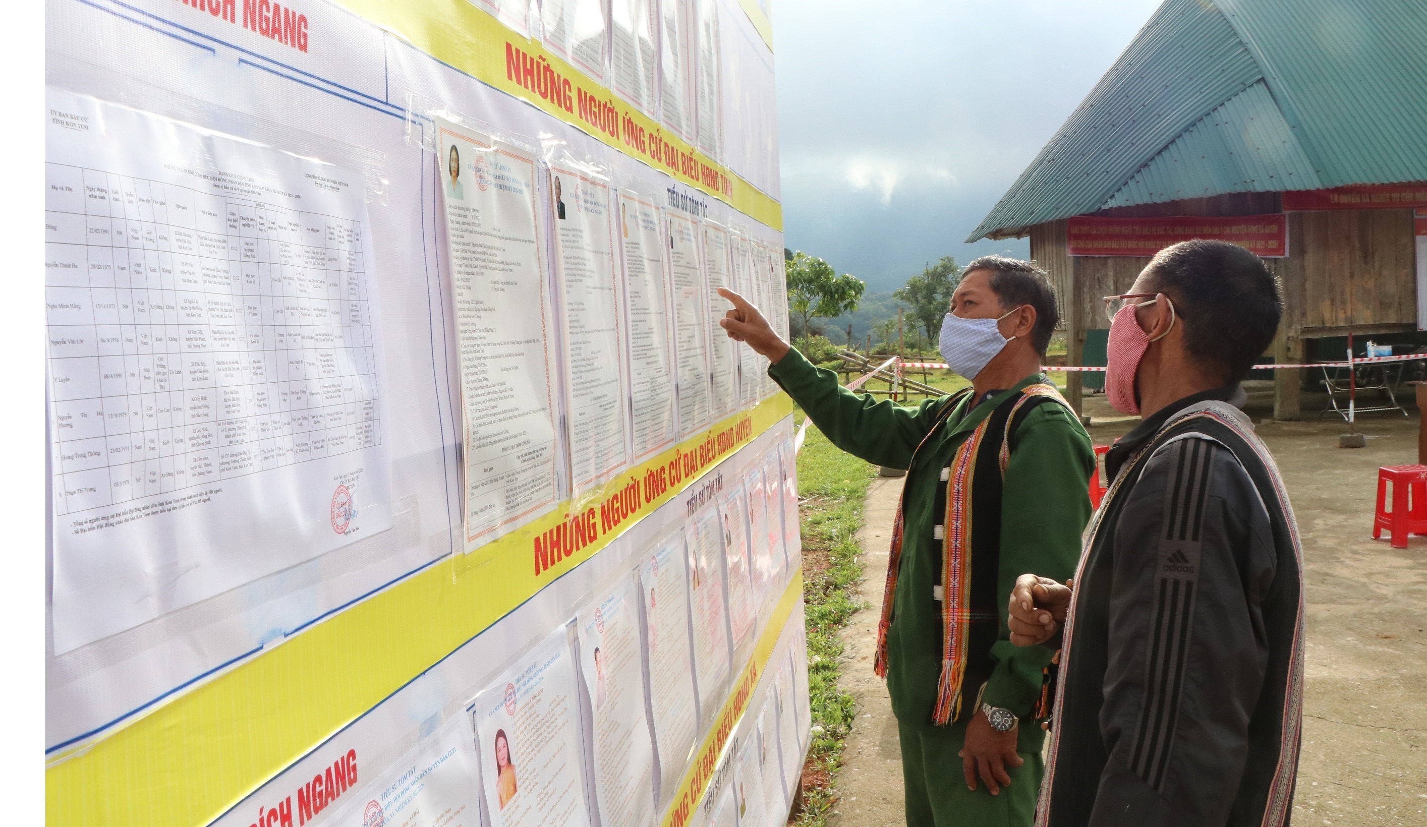 Early voting held for people in island, mountainous and quarantined areas hinh anh 5