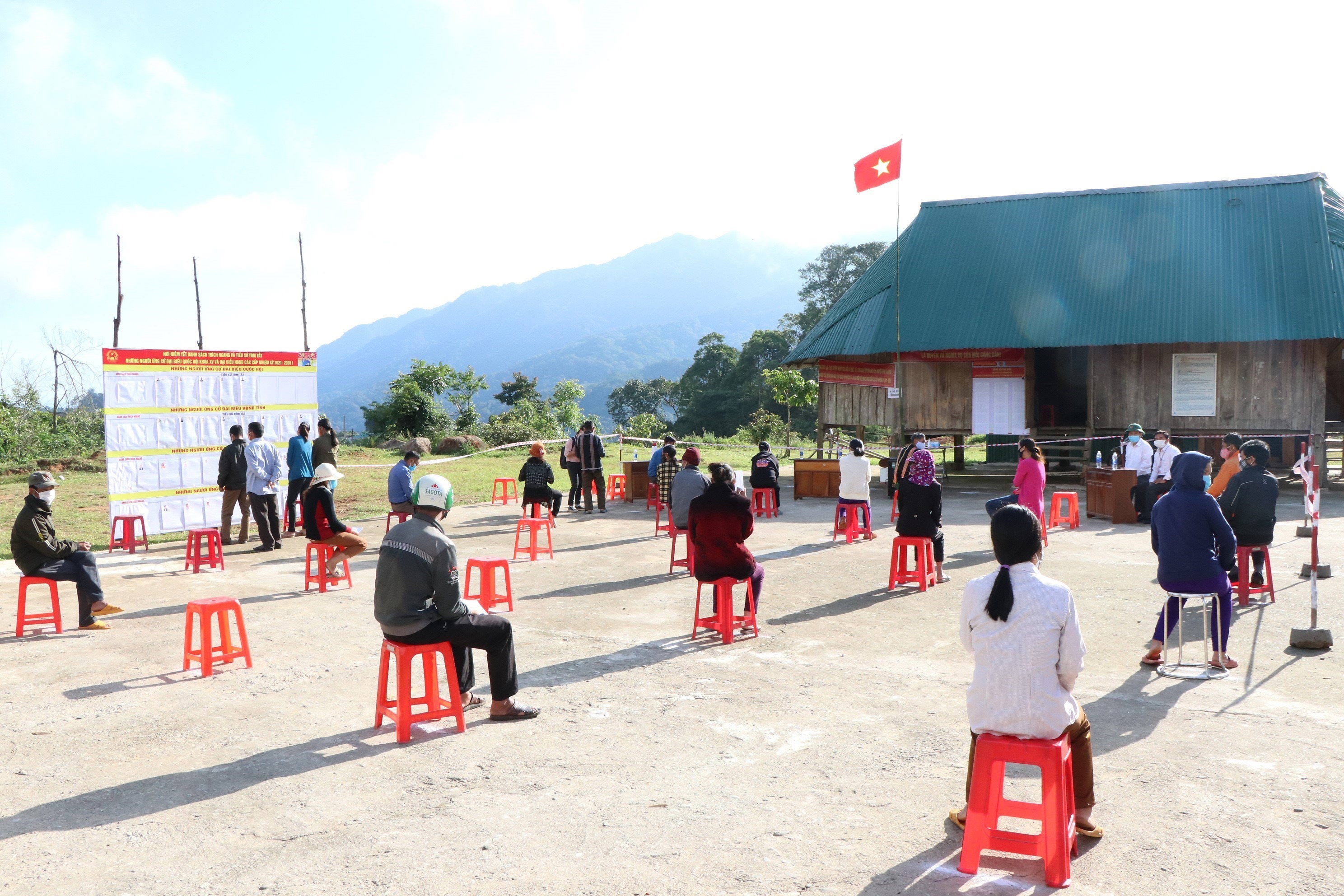 Early voting held for people in island, mountainous and quarantined areas hinh anh 6