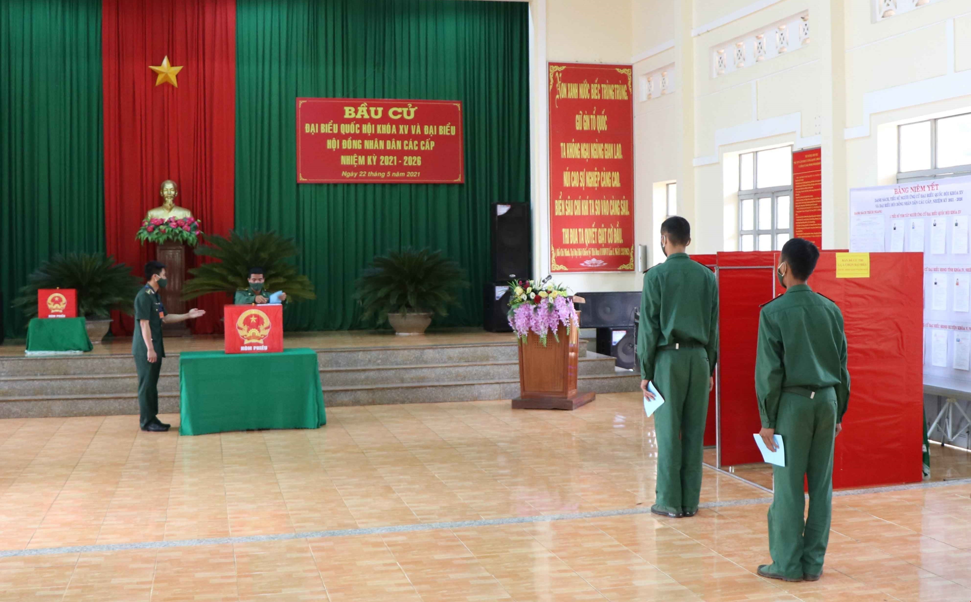 Early voting held for people in island, mountainous and quarantined areas hinh anh 8