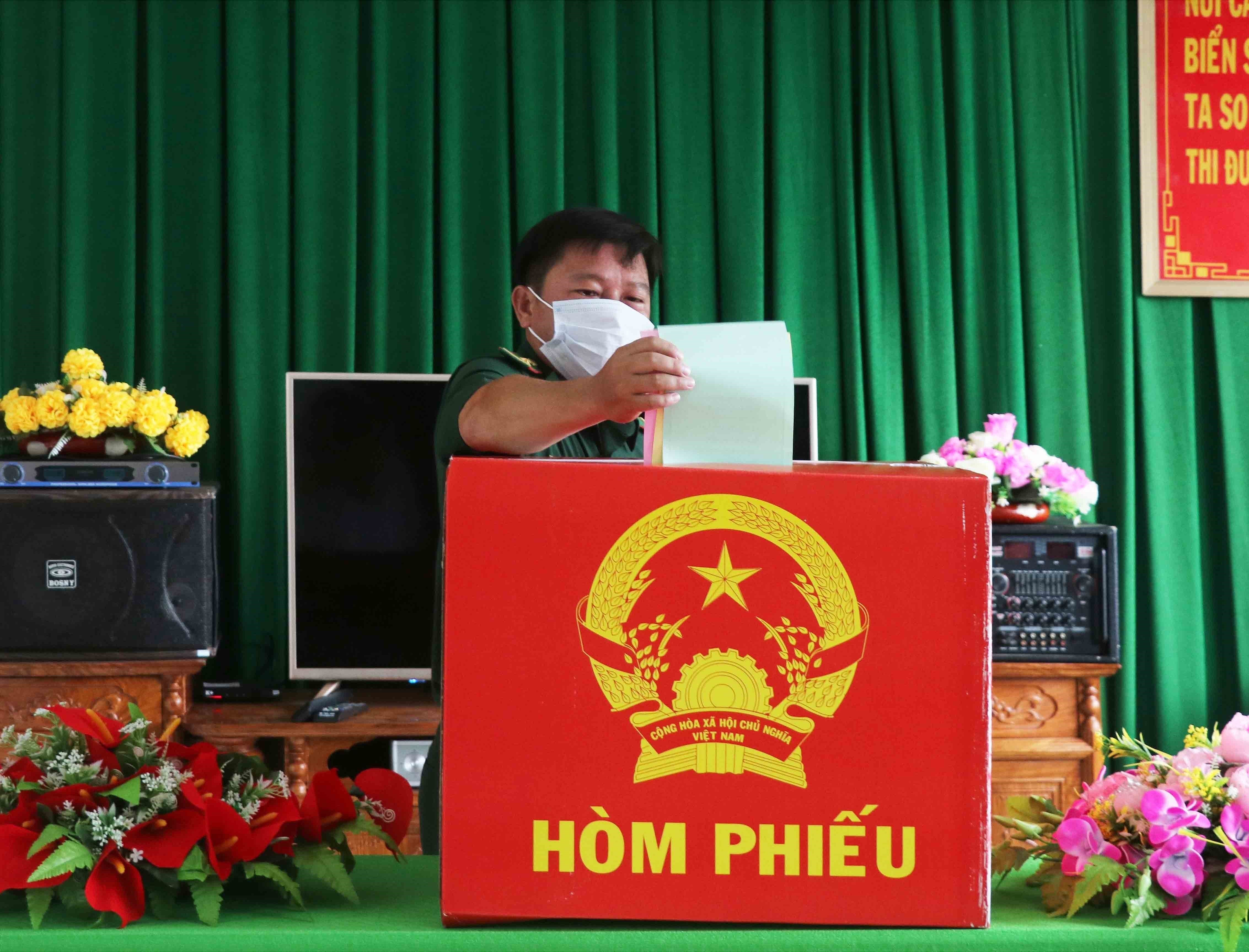 Early voting held in island, mountainous areas of Ca Mau, Quang Binh hinh anh 3