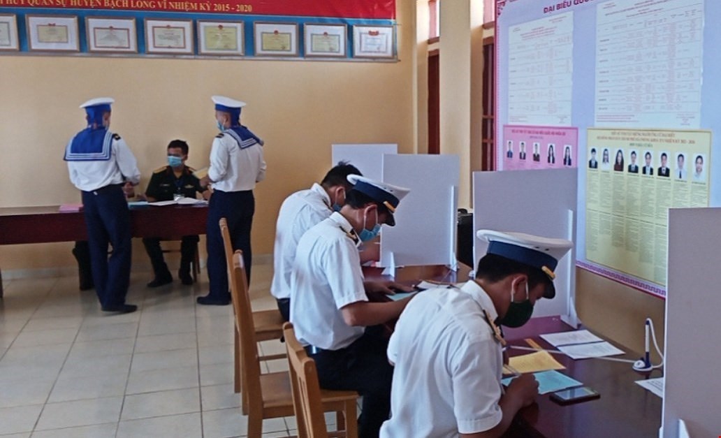 Early voting held for people in island, mountainous and quarantined areas hinh anh 9
