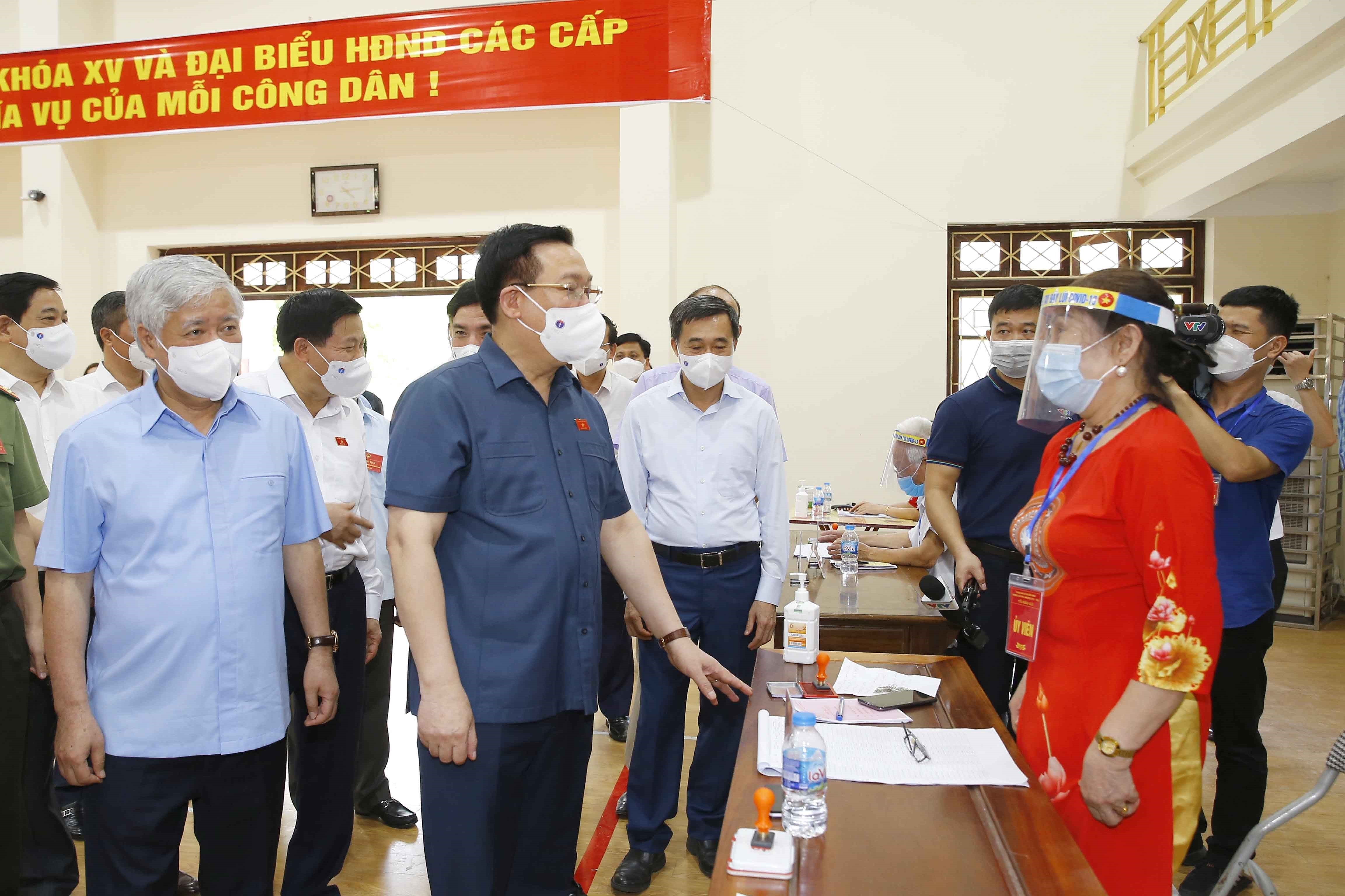 NA leader inspects election works in localities hinh anh 8