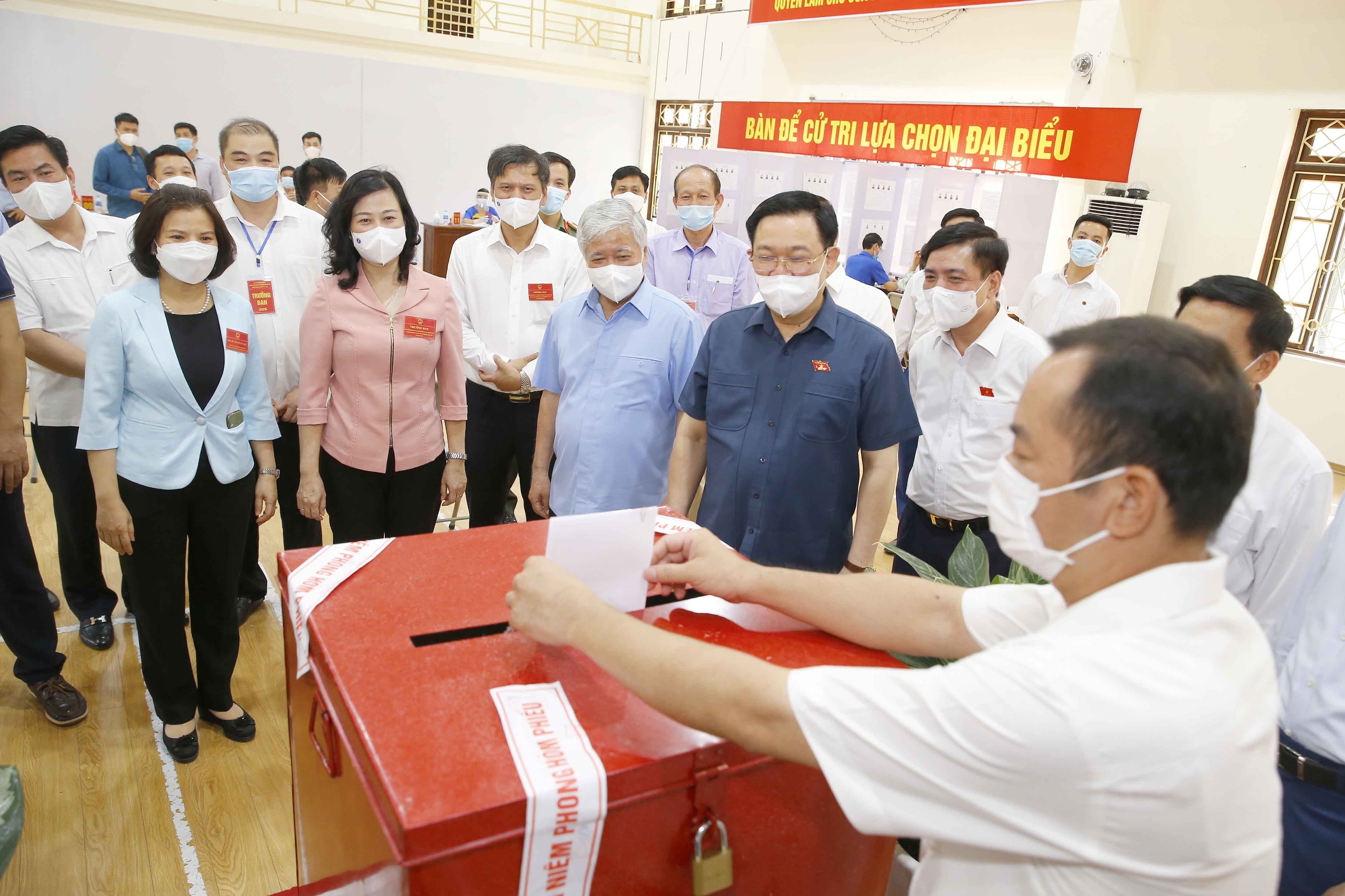 NA leader inspects election works in localities hinh anh 9