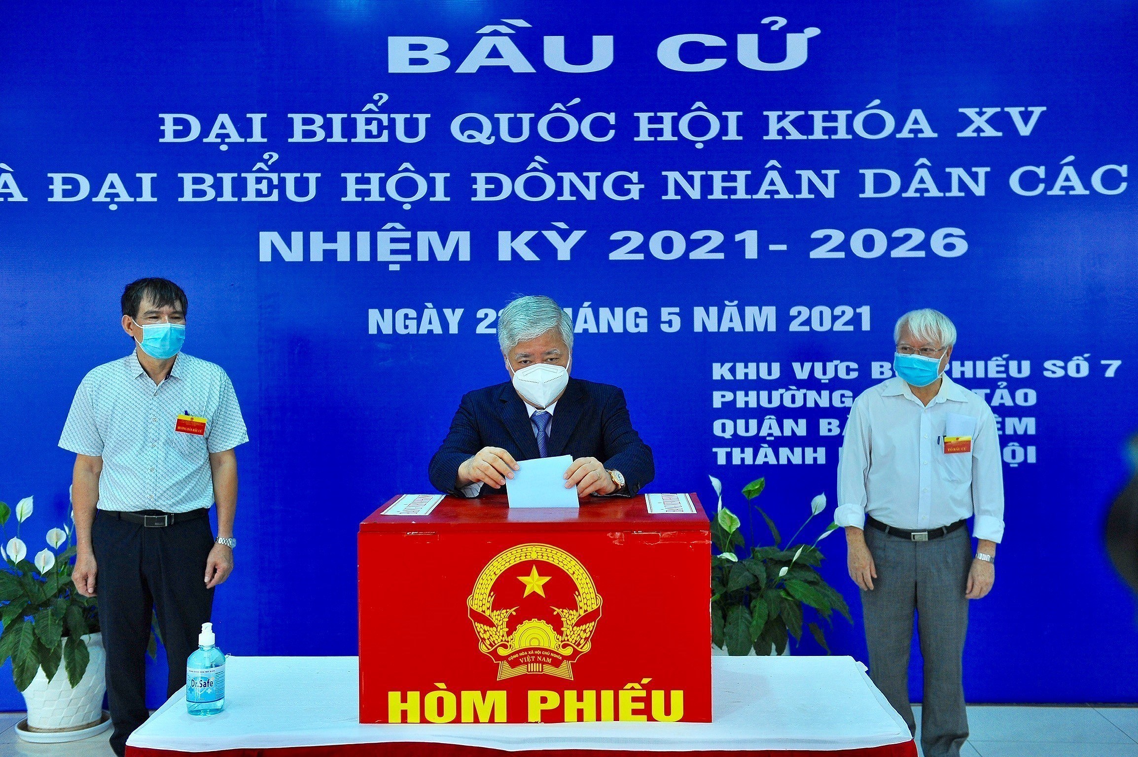 Party, State leaders cast vote in national elections hinh anh 12