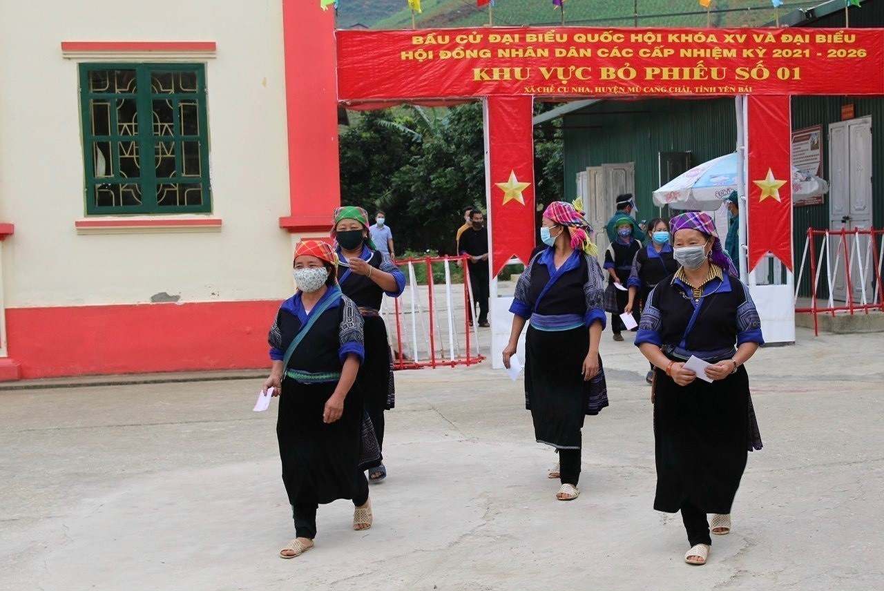 Ethnic minority voters nationwide go to poll hinh anh 5