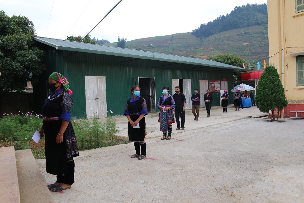 Ethnic minority voters nationwide go to poll hinh anh 6