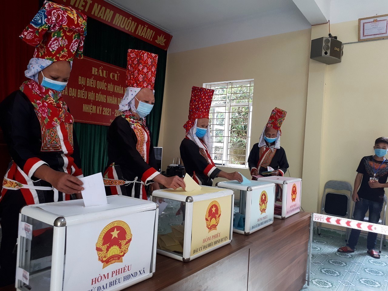 Ethnic minority voters nationwide go to poll hinh anh 9