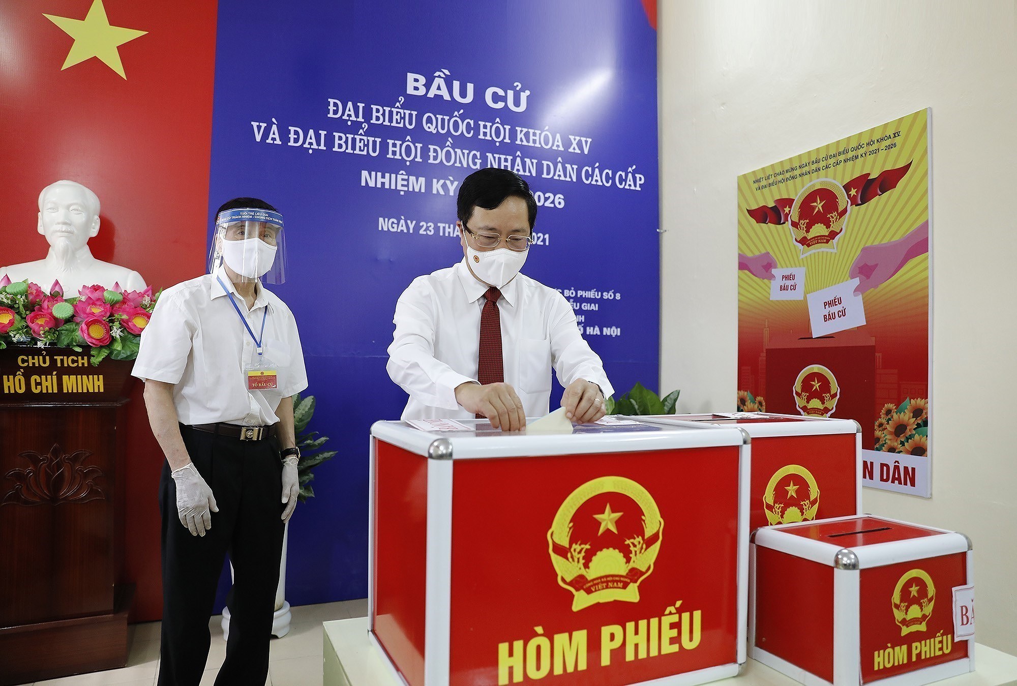 Party, State leaders cast vote in national elections hinh anh 9