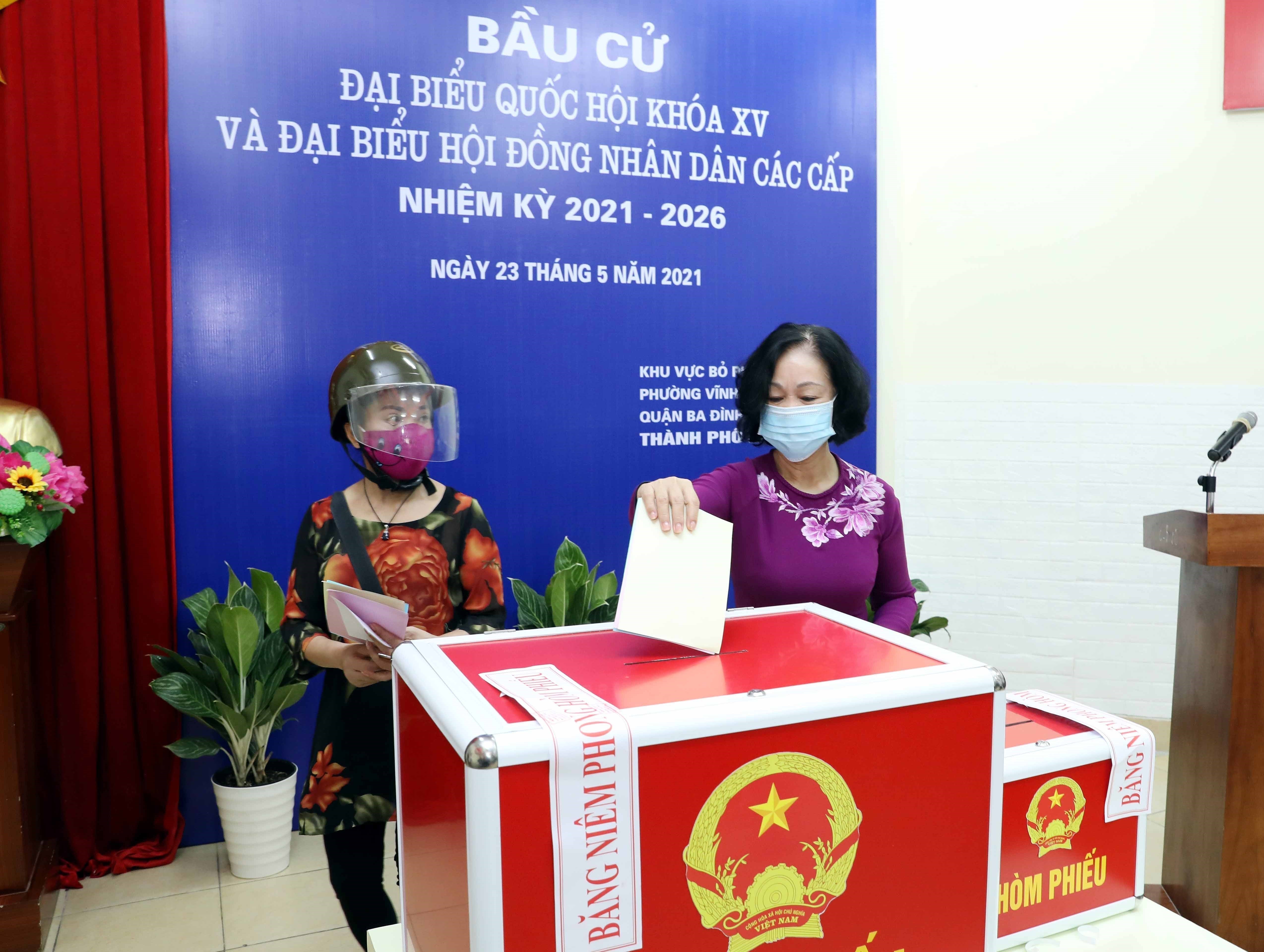 Party, State leaders cast vote in national elections hinh anh 10
