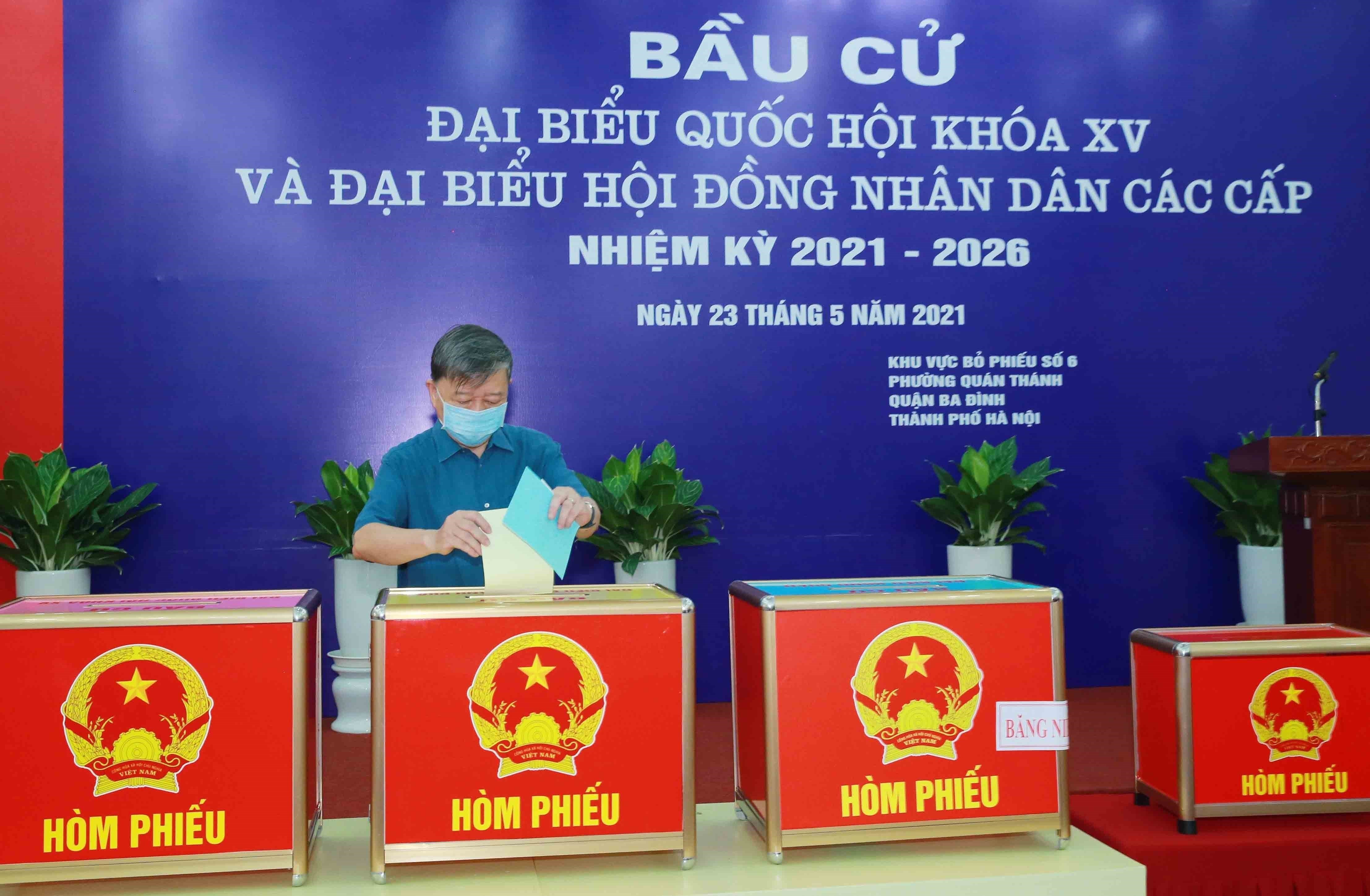 Party, State leaders cast vote in national elections hinh anh 11