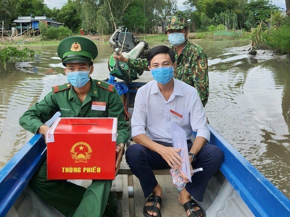 Hospitalized and quarantined voters cast ballots hinh anh 8