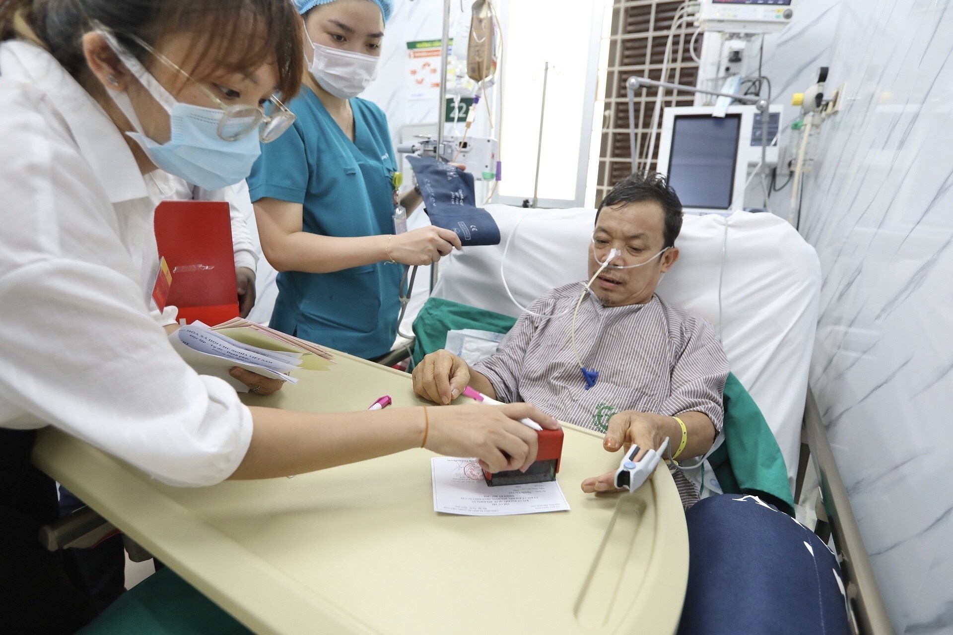Hospitalized and quarantined voters cast ballots hinh anh 12