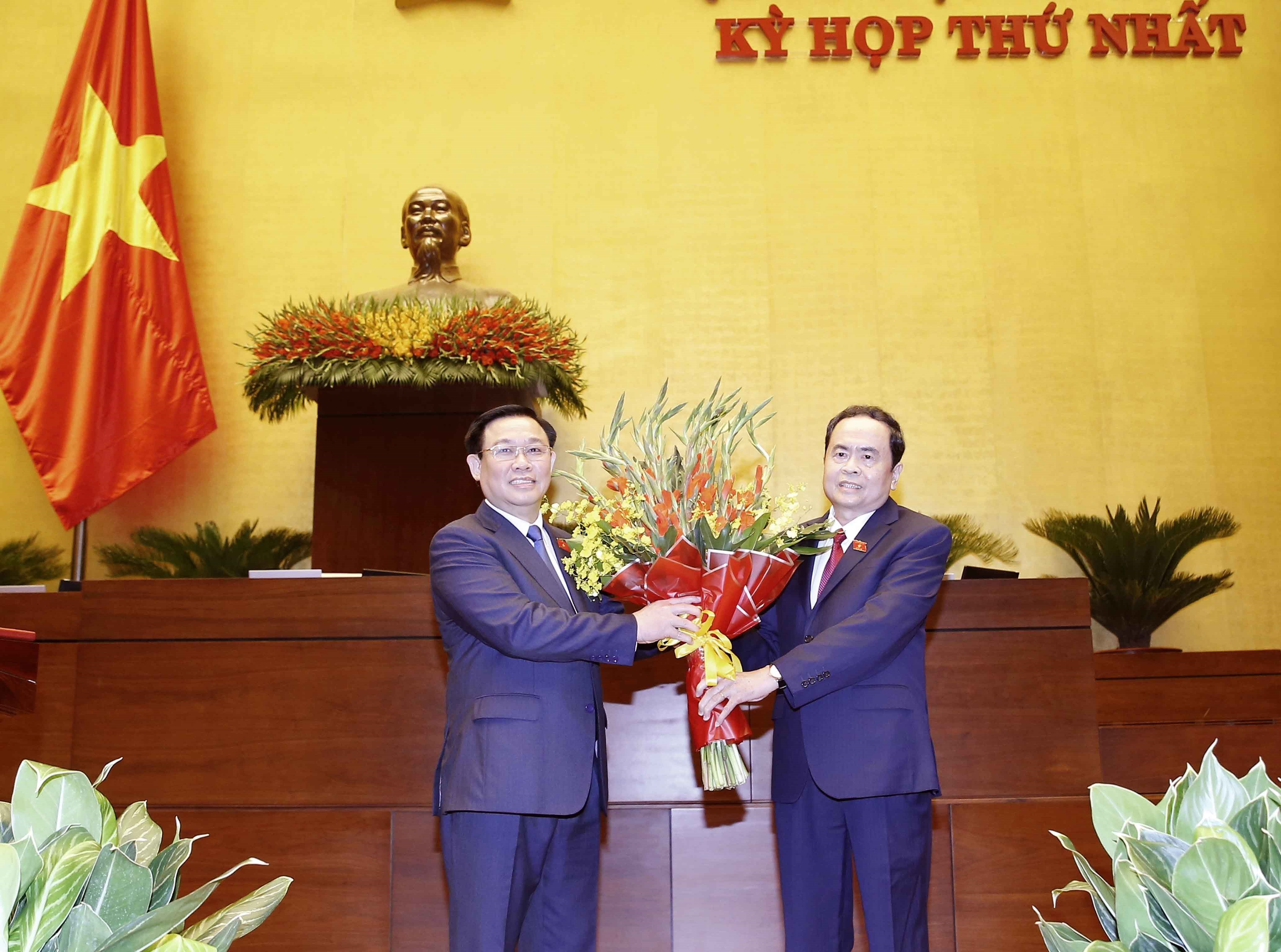 Vuong Dinh Hue elected as Chairman of 15th National Assembly hinh anh 6