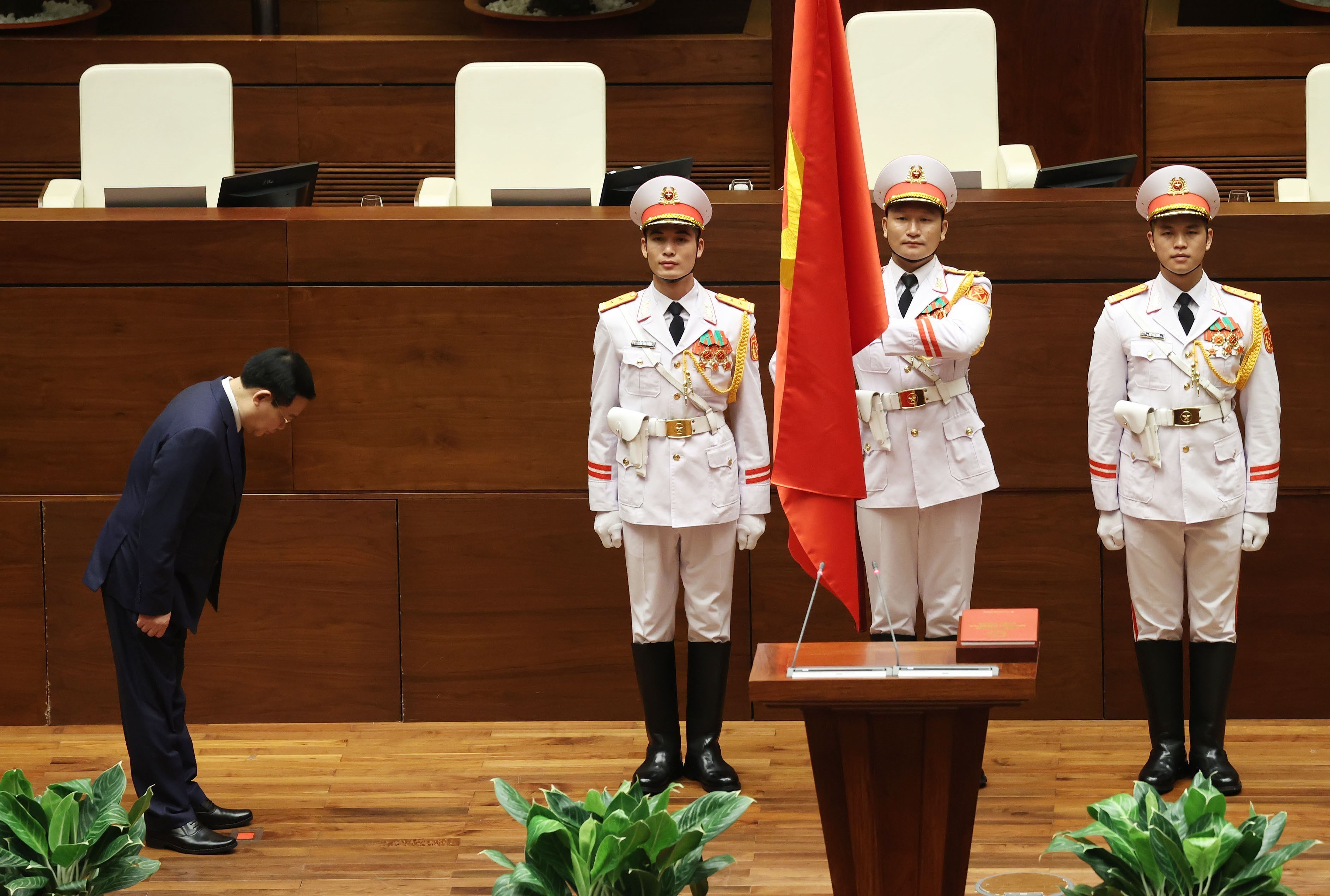 Vuong Dinh Hue elected as Chairman of 15th National Assembly hinh anh 2