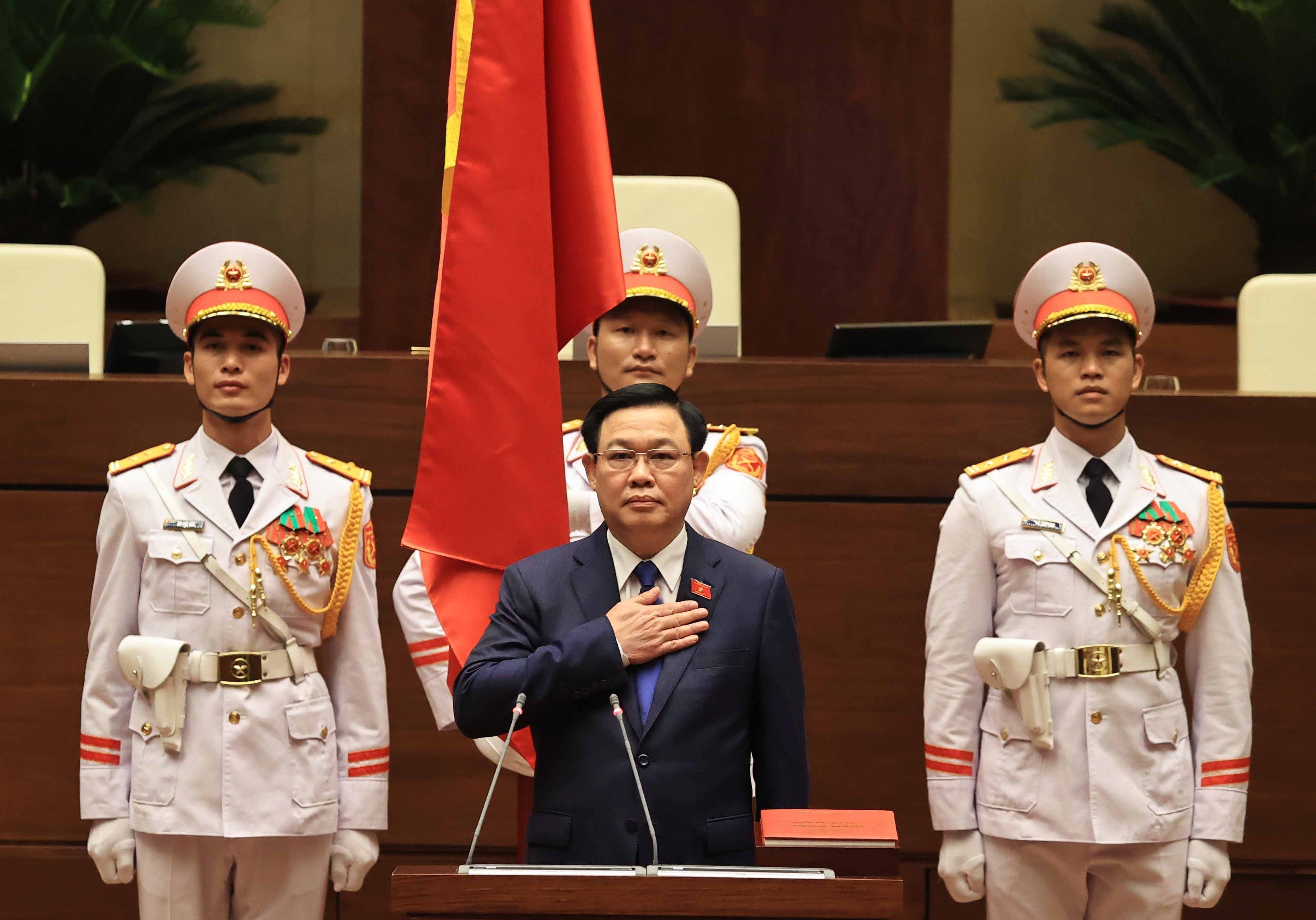 Vuong Dinh Hue elected as Chairman of 15th National Assembly hinh anh 3