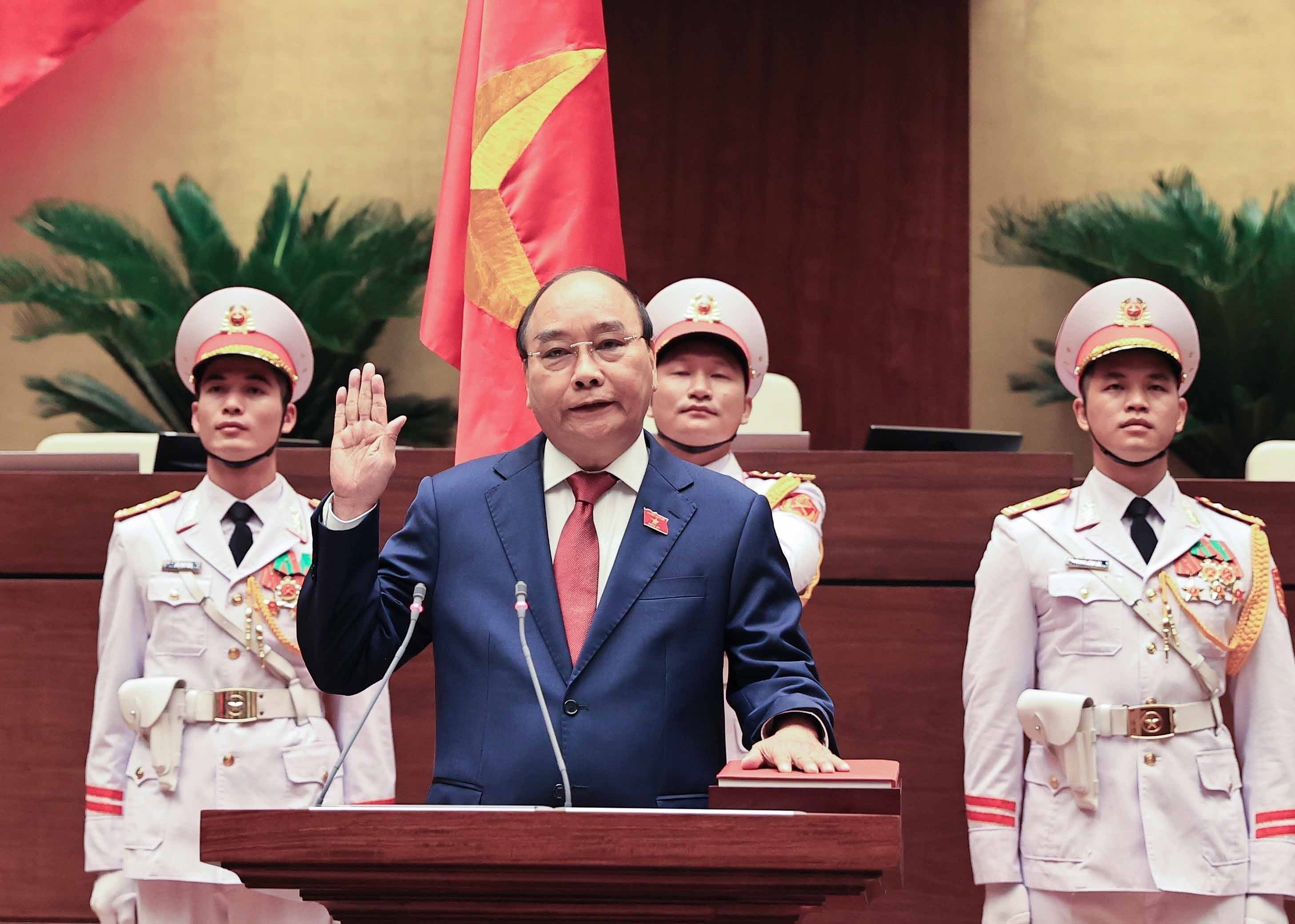 Nguyen Xuan Phuc re-elected as President hinh anh 1