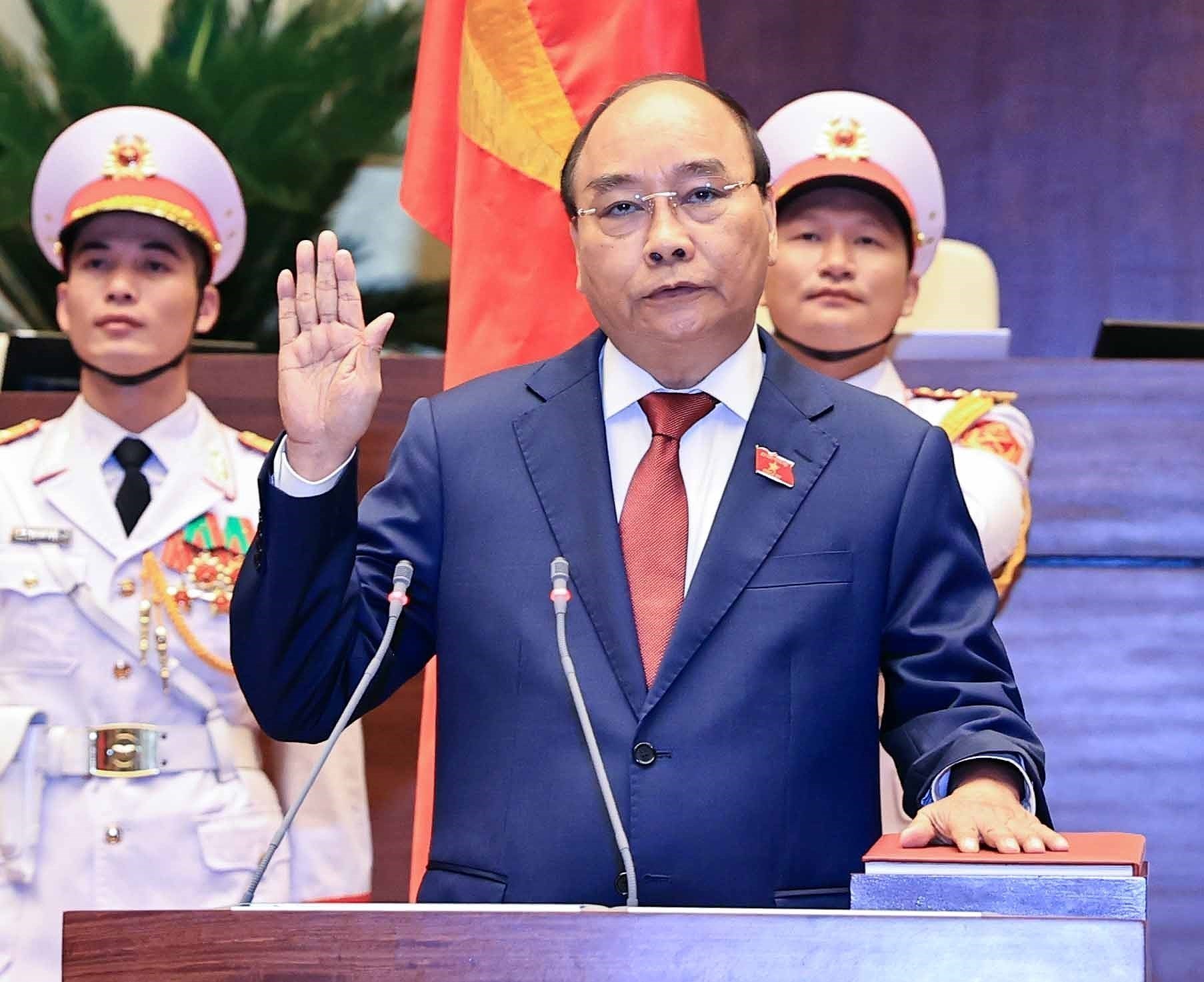 Nguyen Xuan Phuc re-elected as President hinh anh 2