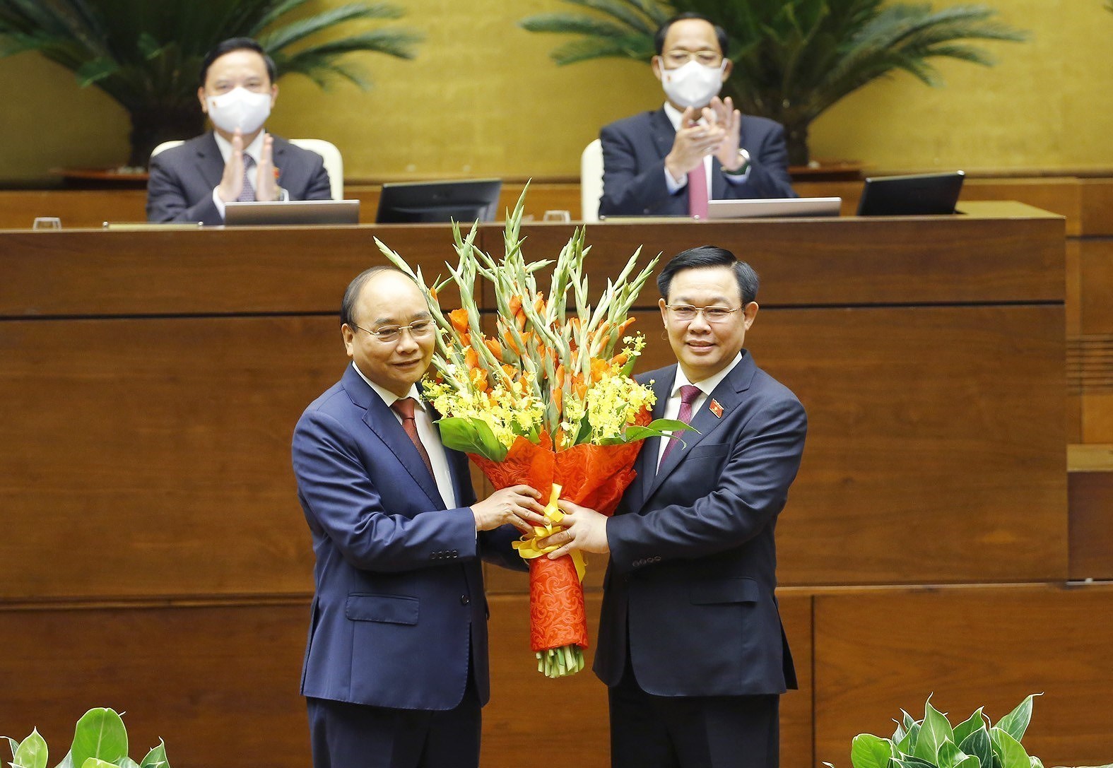 Nguyen Xuan Phuc re-elected as President hinh anh 6