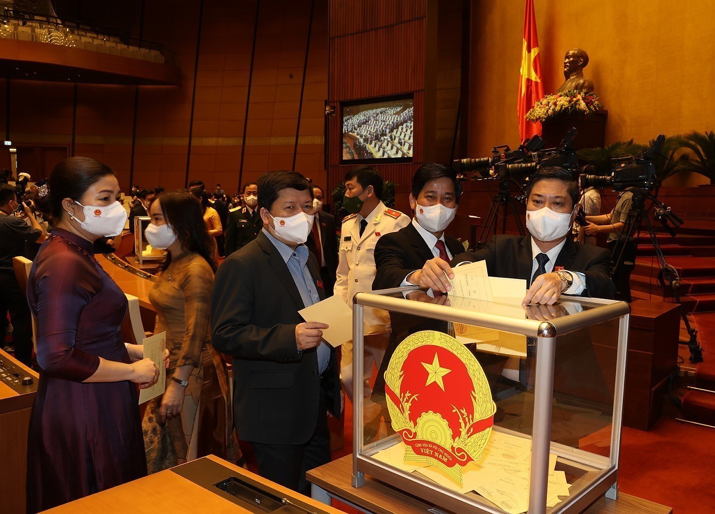 Nguyen Xuan Phuc re-elected as President hinh anh 9