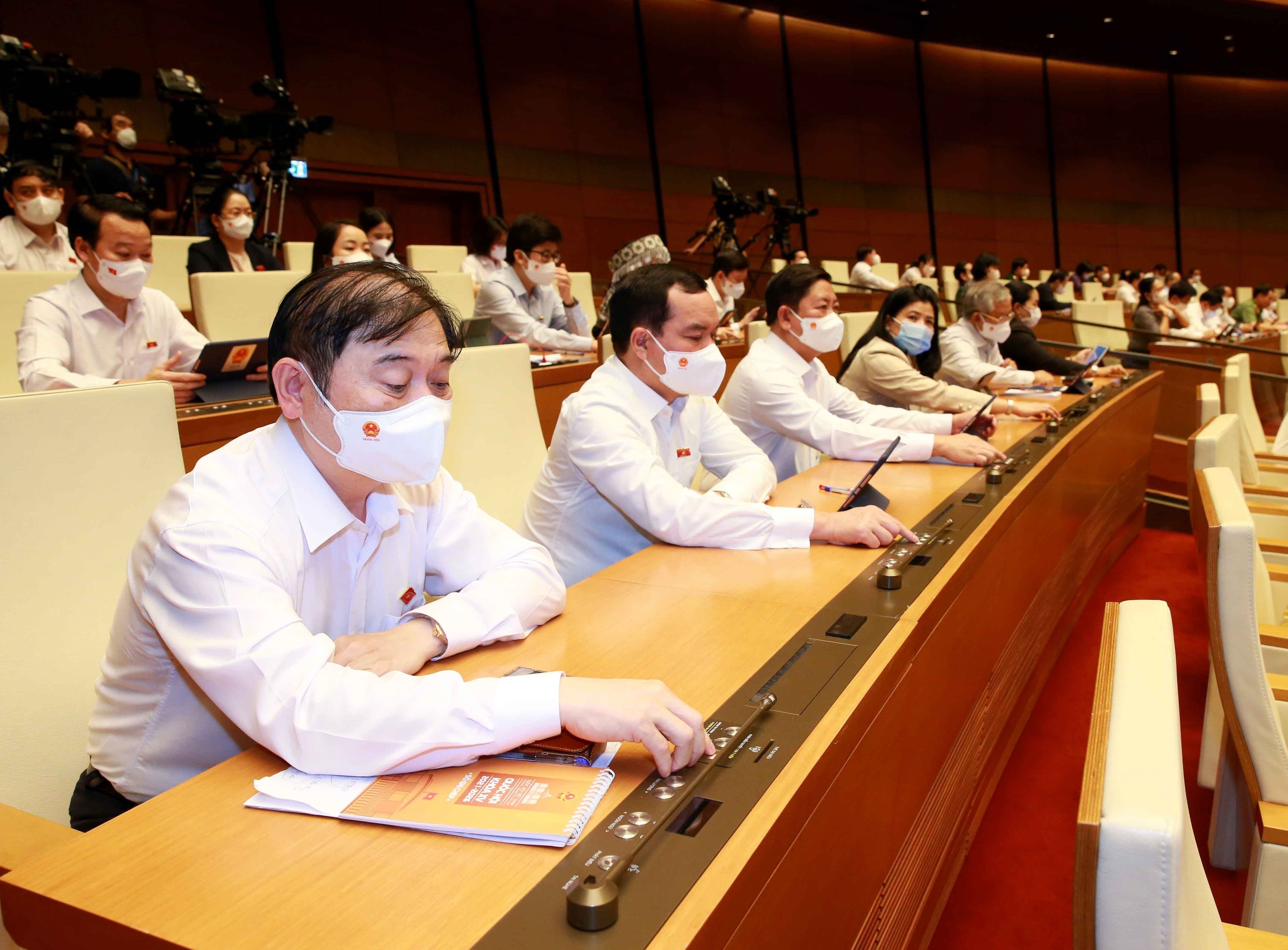 15th NA approves resolutions on State budget, national financial plan, public debt hinh anh 4