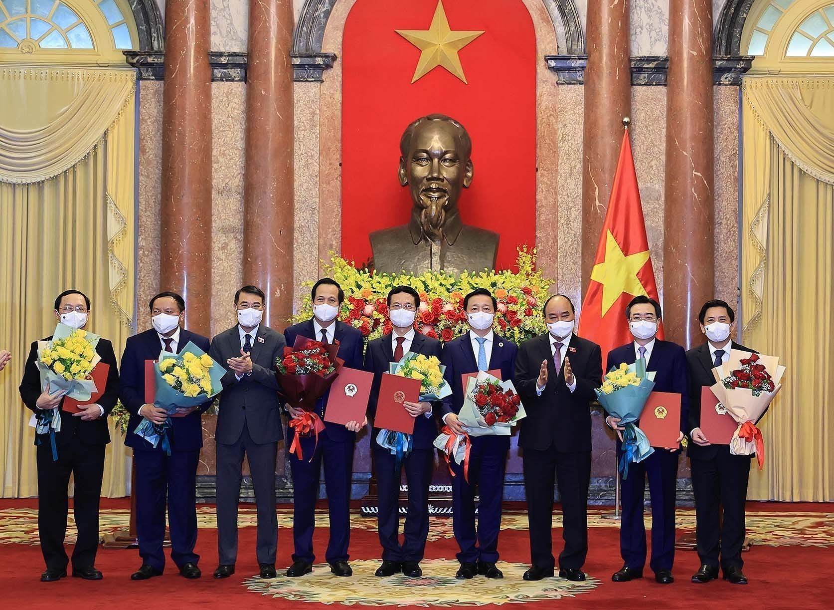 President hands over appointment decisions to members of new-term Government hinh anh 2
