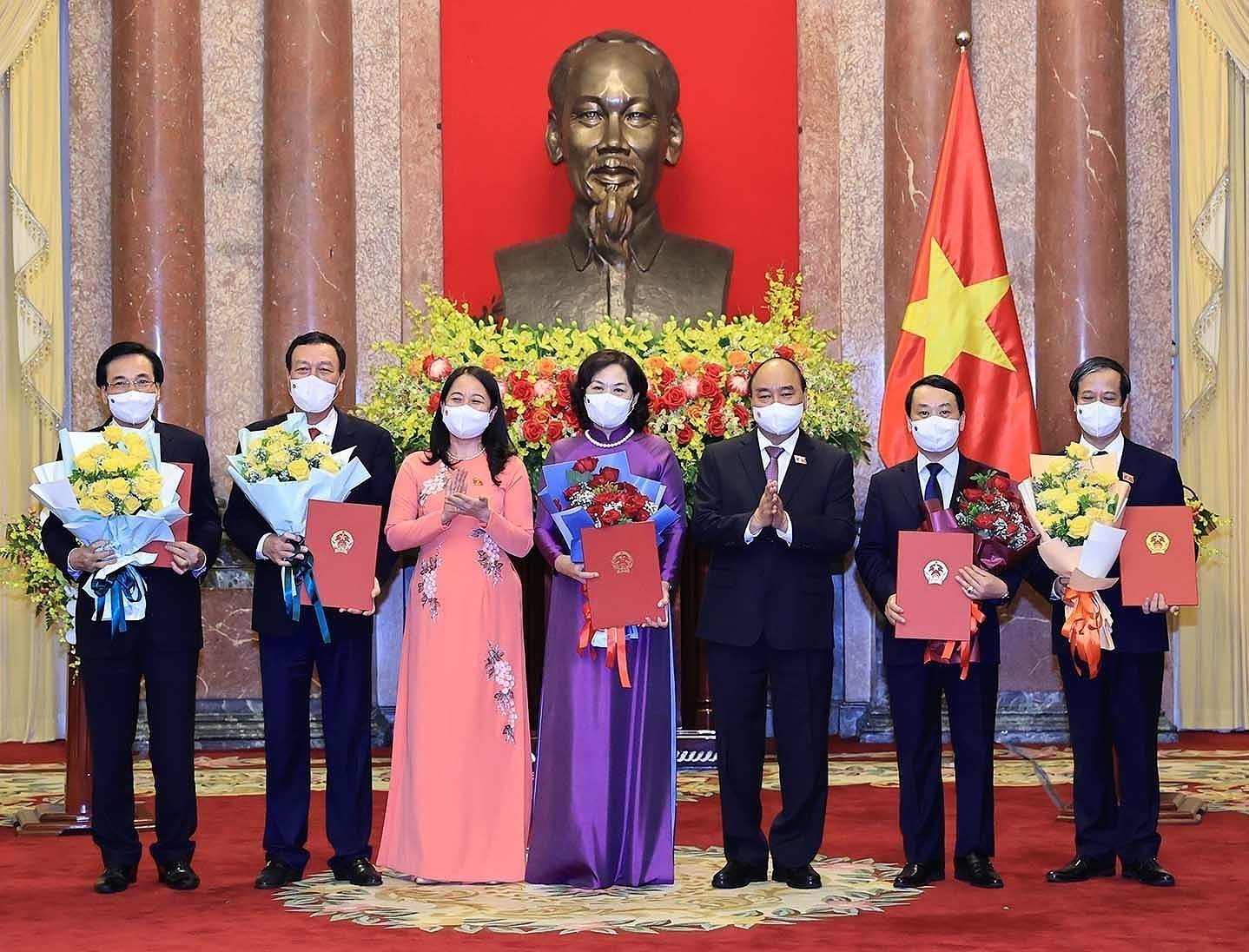 President hands over appointment decisions to members of new-term Government hinh anh 3
