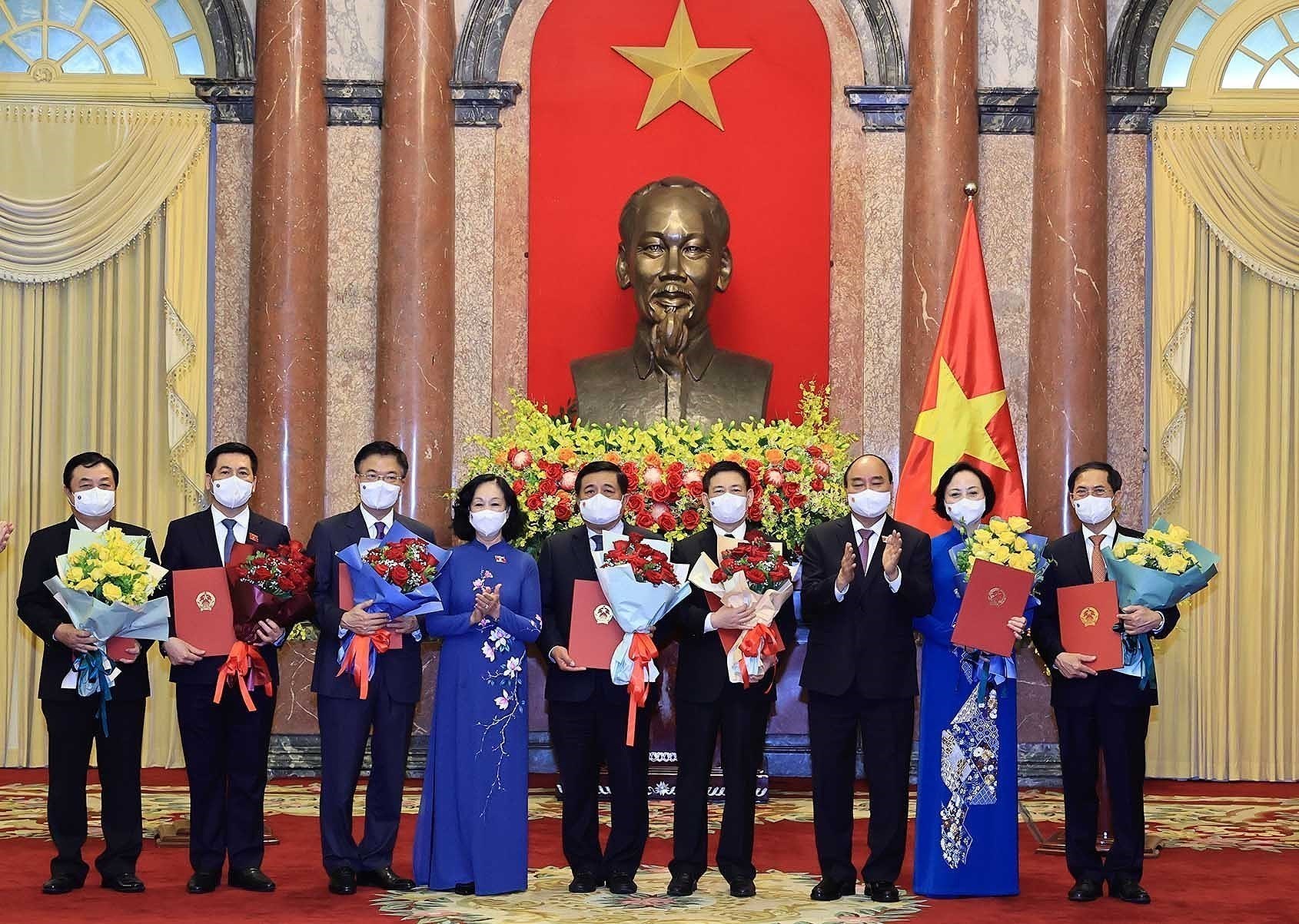 President hands over appointment decisions to members of new-term Government hinh anh 4