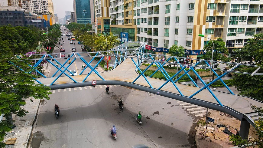 Y-shaped pedestrian overpass in Hanoi hinh anh 2
