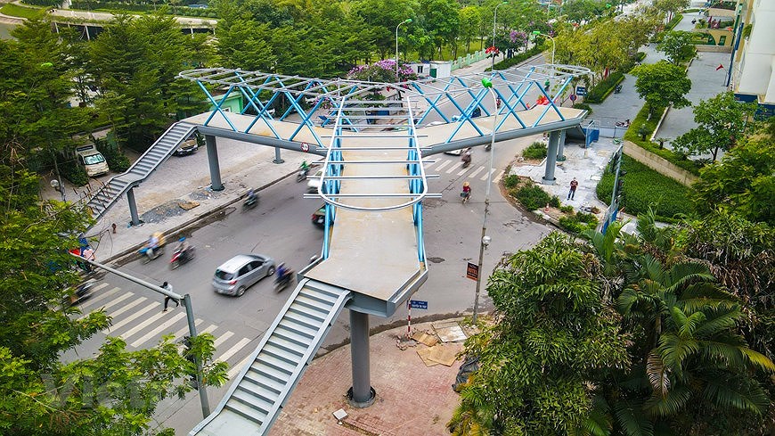 Y-shaped pedestrian overpass in Hanoi hinh anh 3